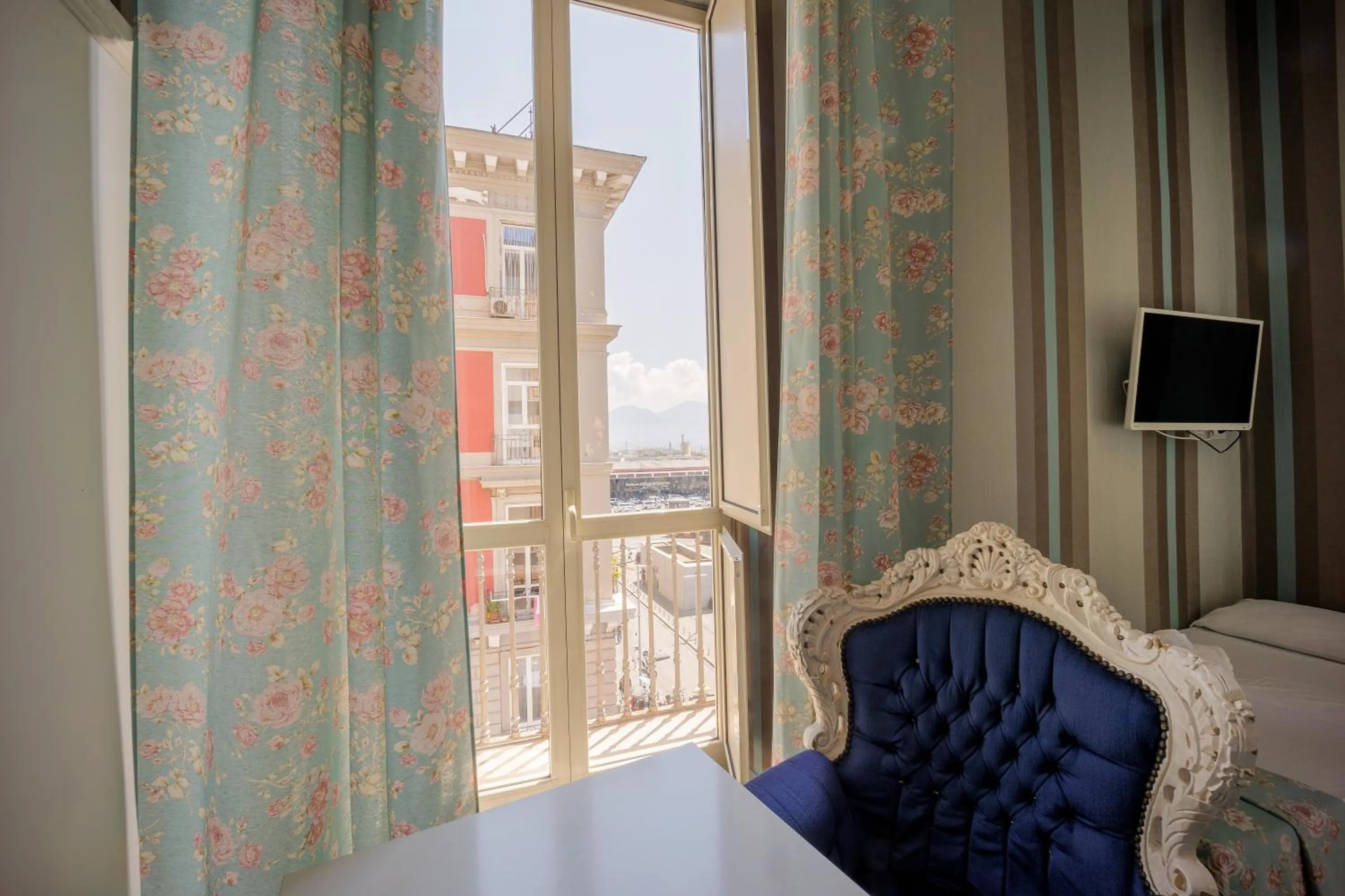 Photo of the whole room in New Sayonara