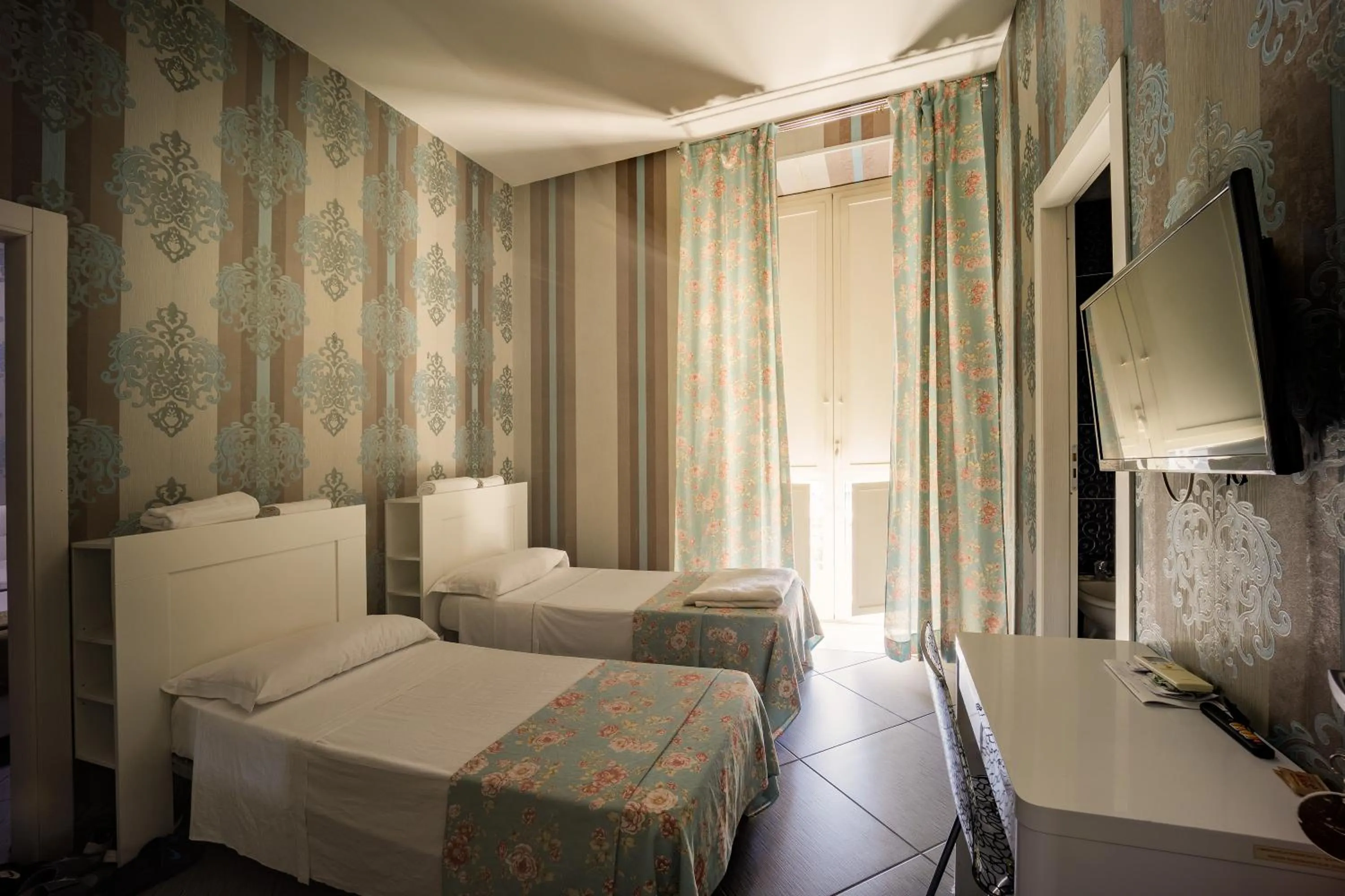 Photo of the whole room in New Sayonara