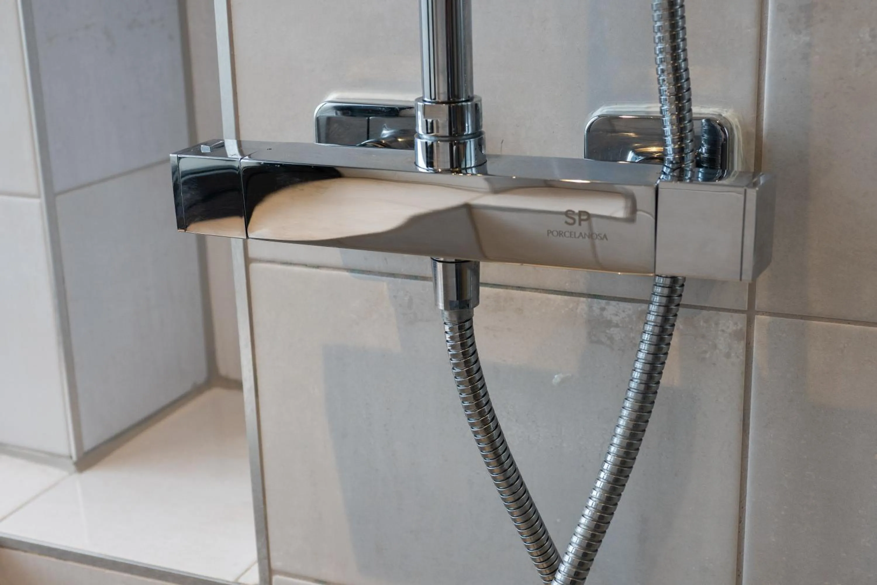 Shower in Penley's Mews - City Centre + free private parking