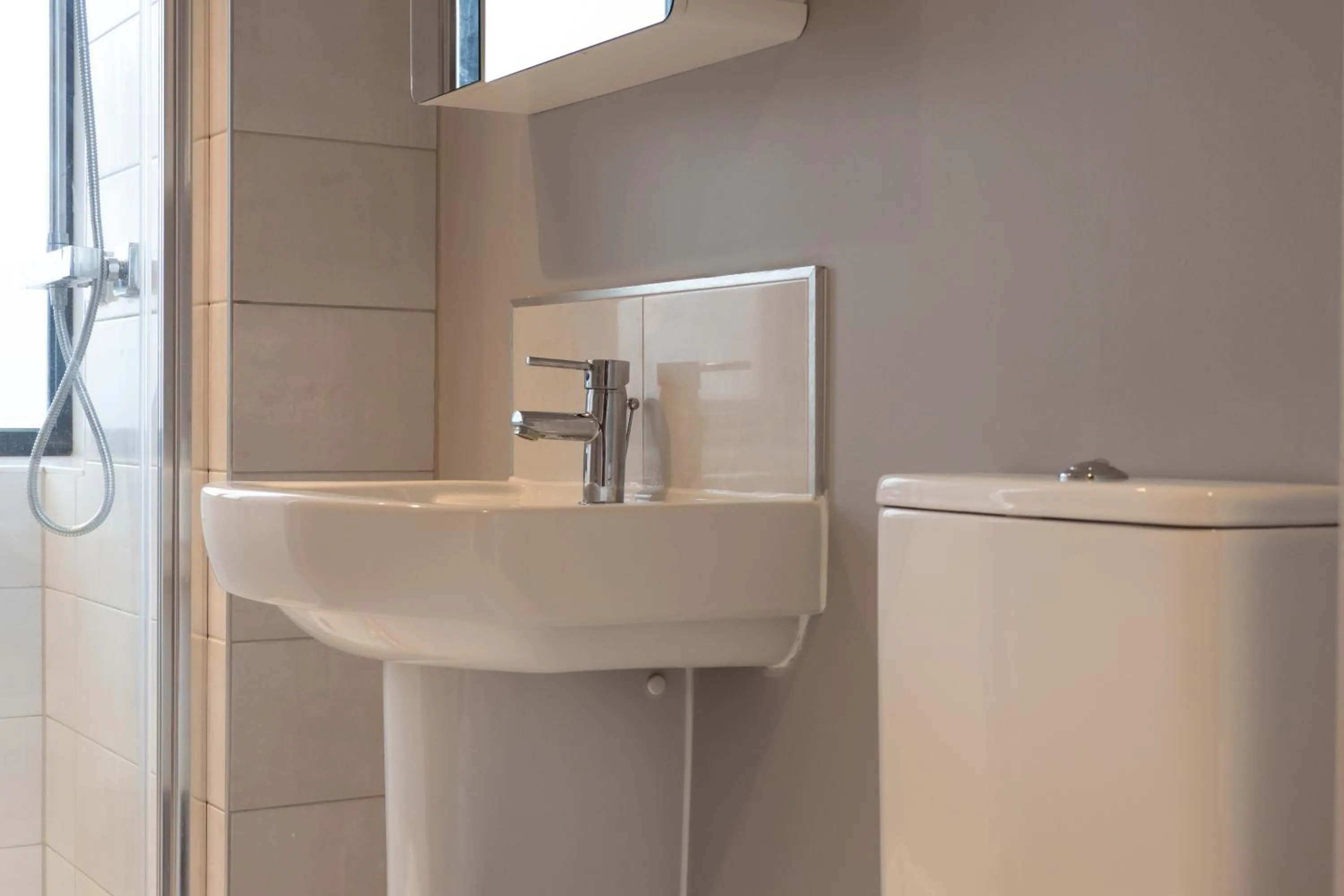 Bathroom in Penley's Mews - City Centre + free private parking