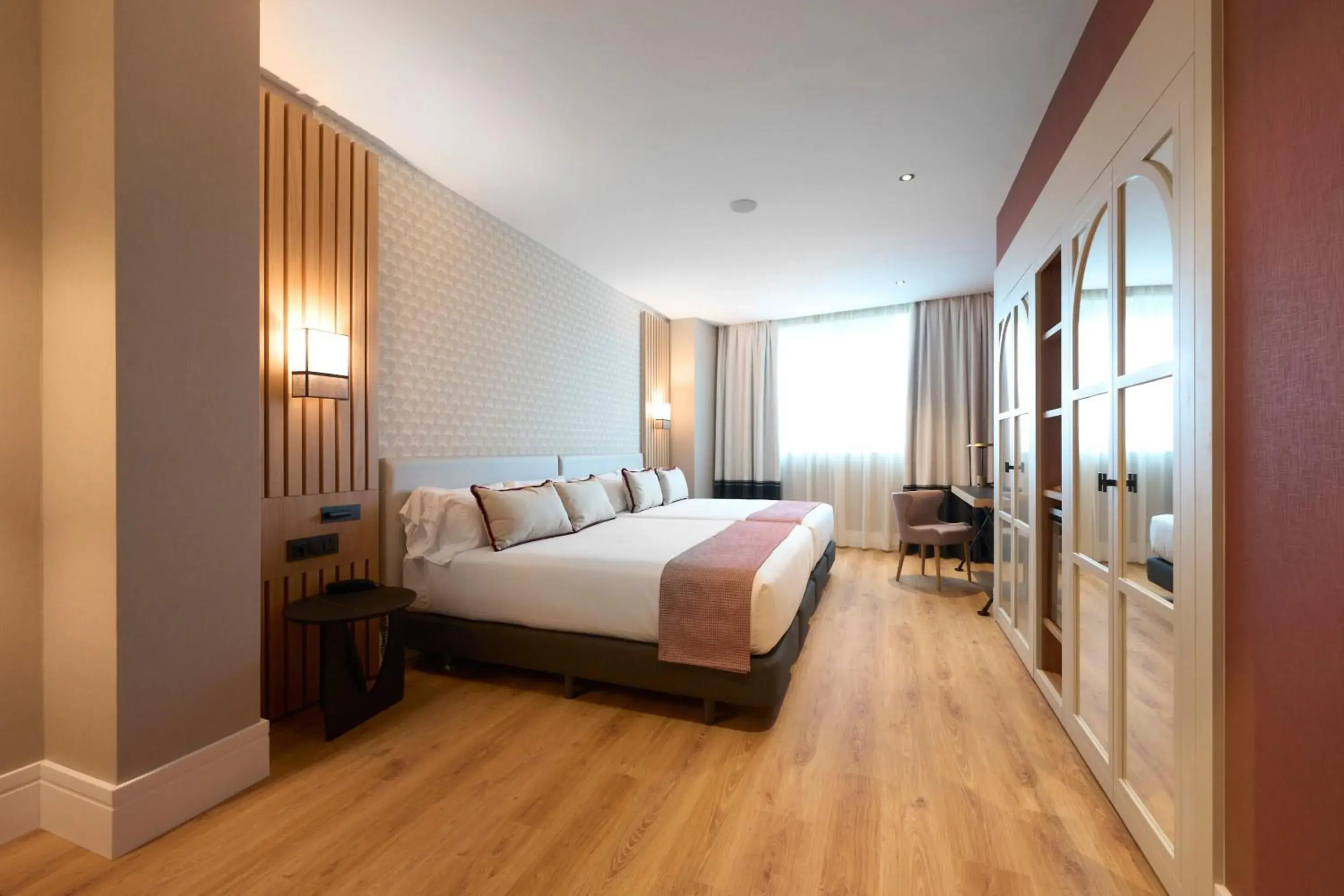 Deluxe Superior Room in Catalonia Ramblas 4* Sup Deluxe Superior Room in Catalonia Ramblas 4* Sup