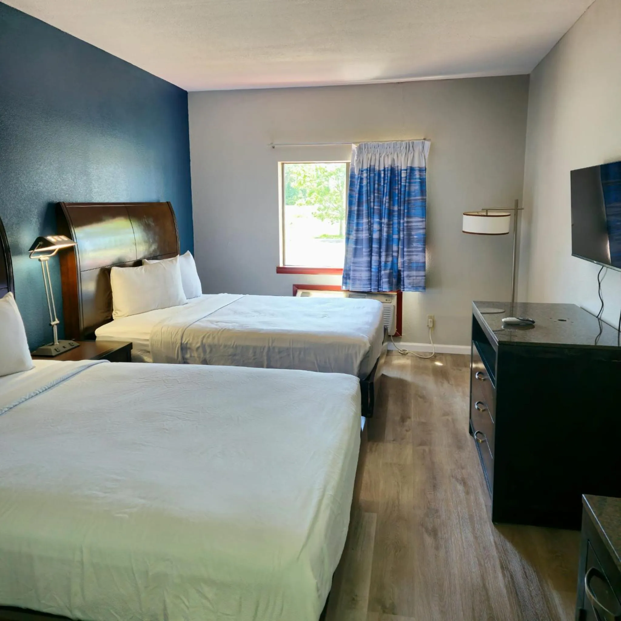 Bed in Budget Inn, Hwy 41