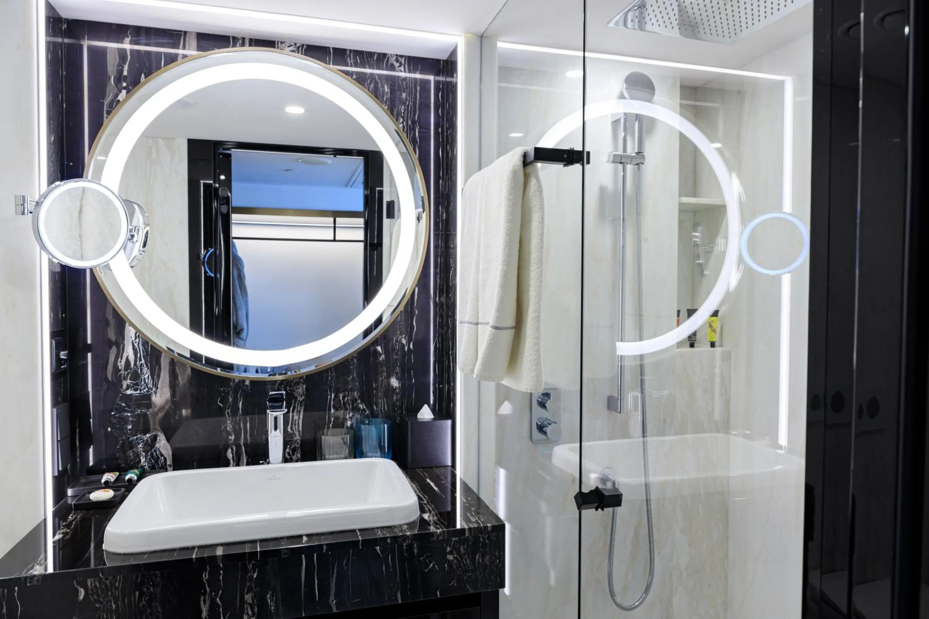 Shower in Seven Visions Resort and Places, the Dvin