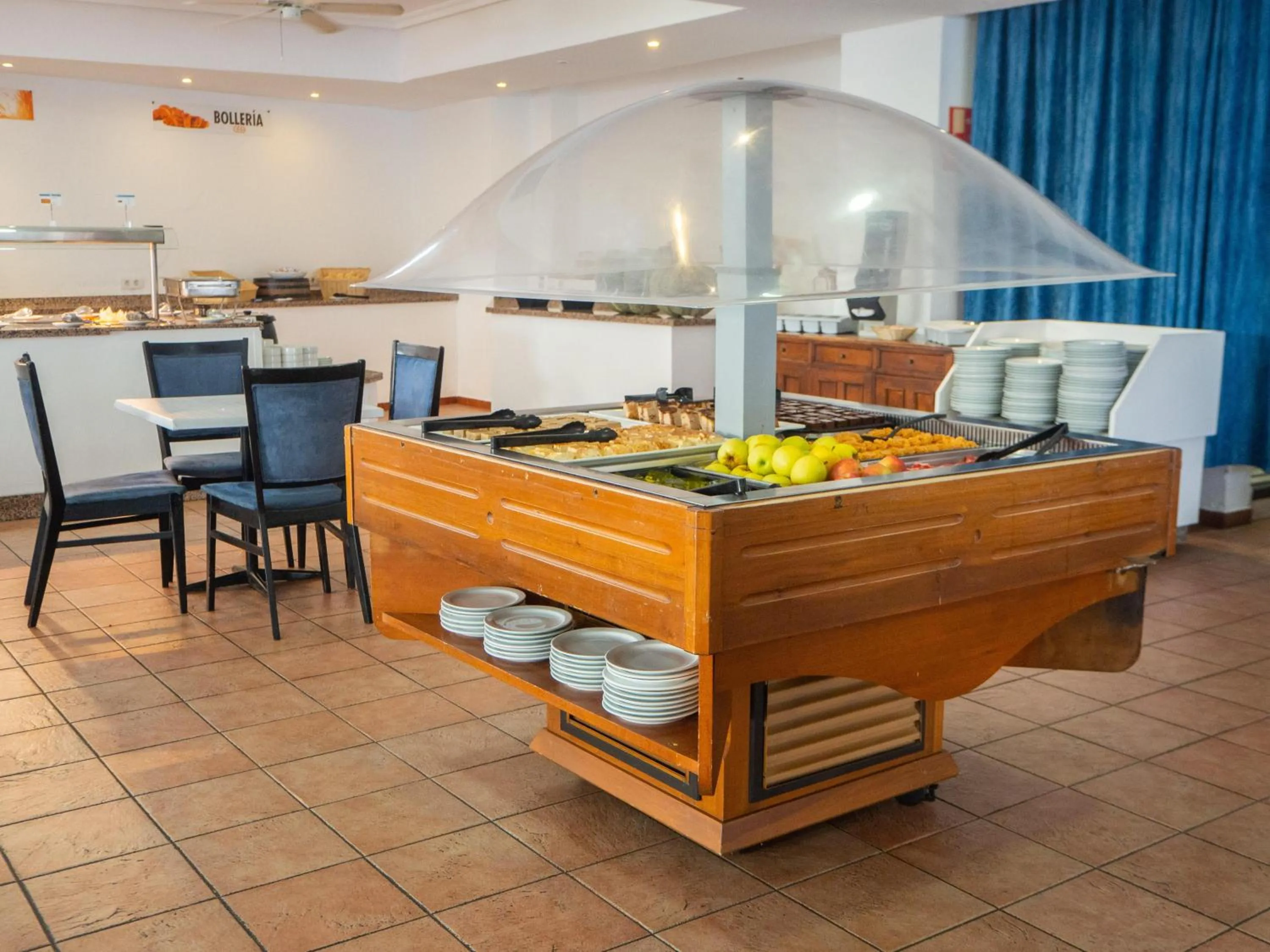 Restaurant/places to eat in BLUESEA Apartamentos Callao Garden