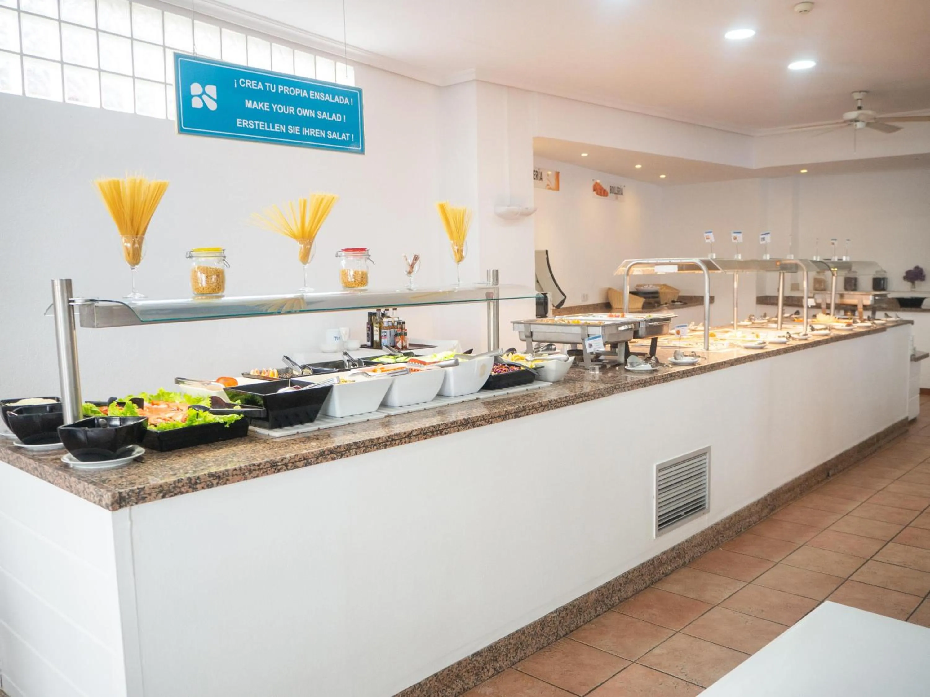 Restaurant/places to eat in BLUESEA Apartamentos Callao Garden