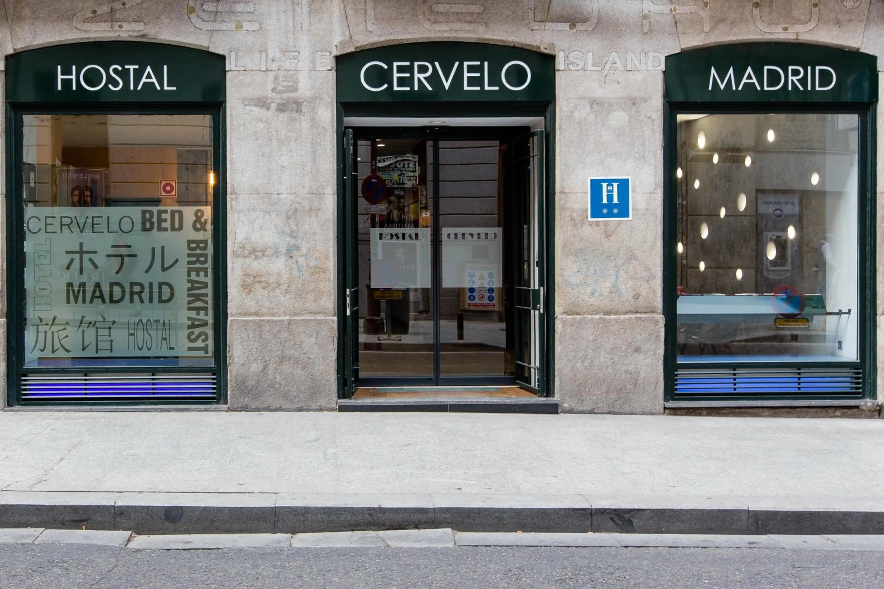 Facade/entrance in Hostal Cervelo