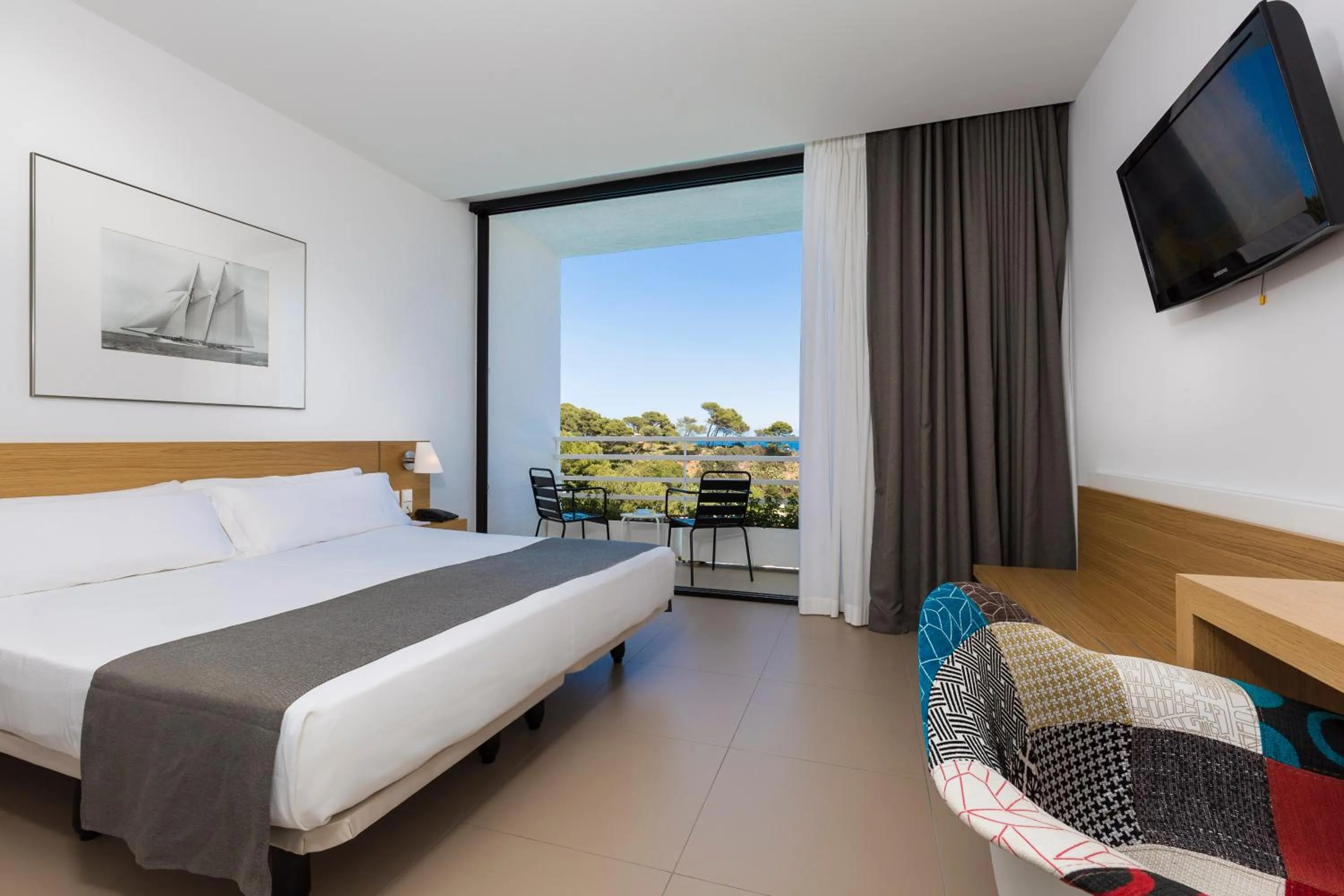 Photo of the whole room, Bed in Gran Hotel Reymar 4 Sup