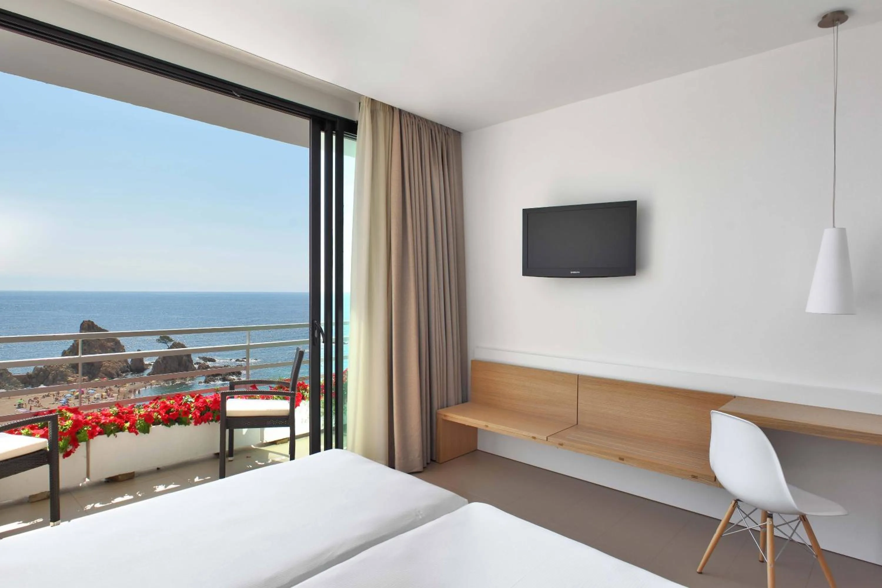 Balcony/Terrace, Bed in Gran Hotel Reymar 4 Sup