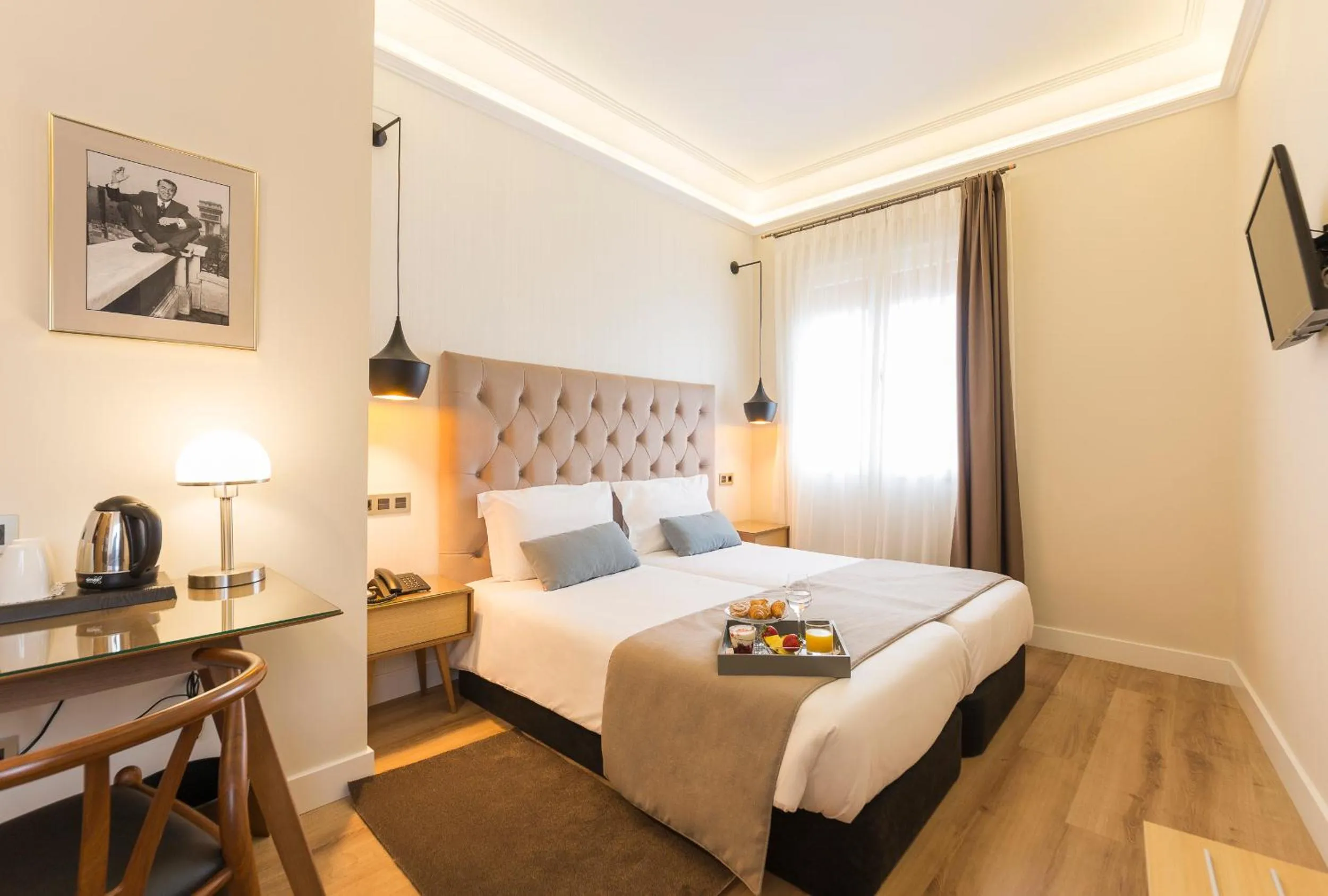 Photo of the whole room, Bed in Hotel Real Segovia by Recordis Hotels