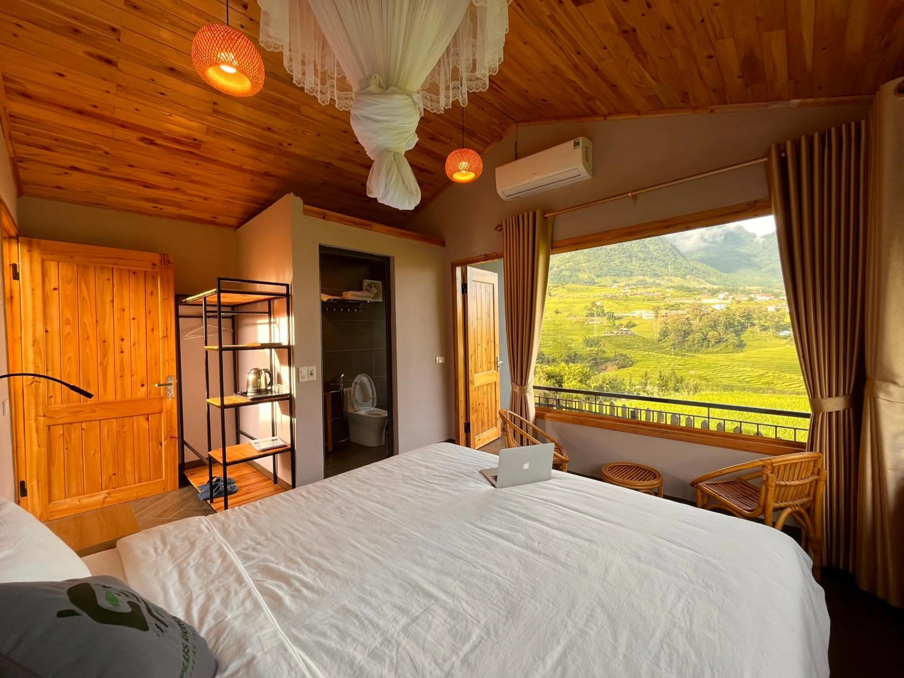 Shower, Bed in S Plus Bungalow