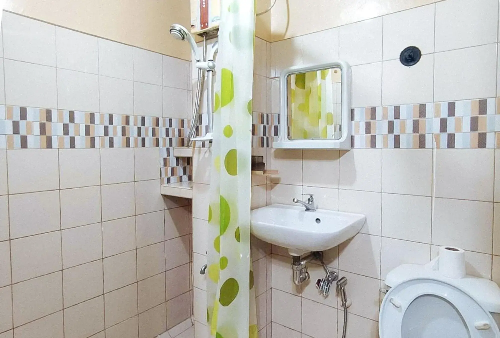 Shower in RedDoorz @ Isabelle Tourist Hotel Hinatuan Shower in RedDoorz @ Isabelle Tourist Hotel Hinatuan