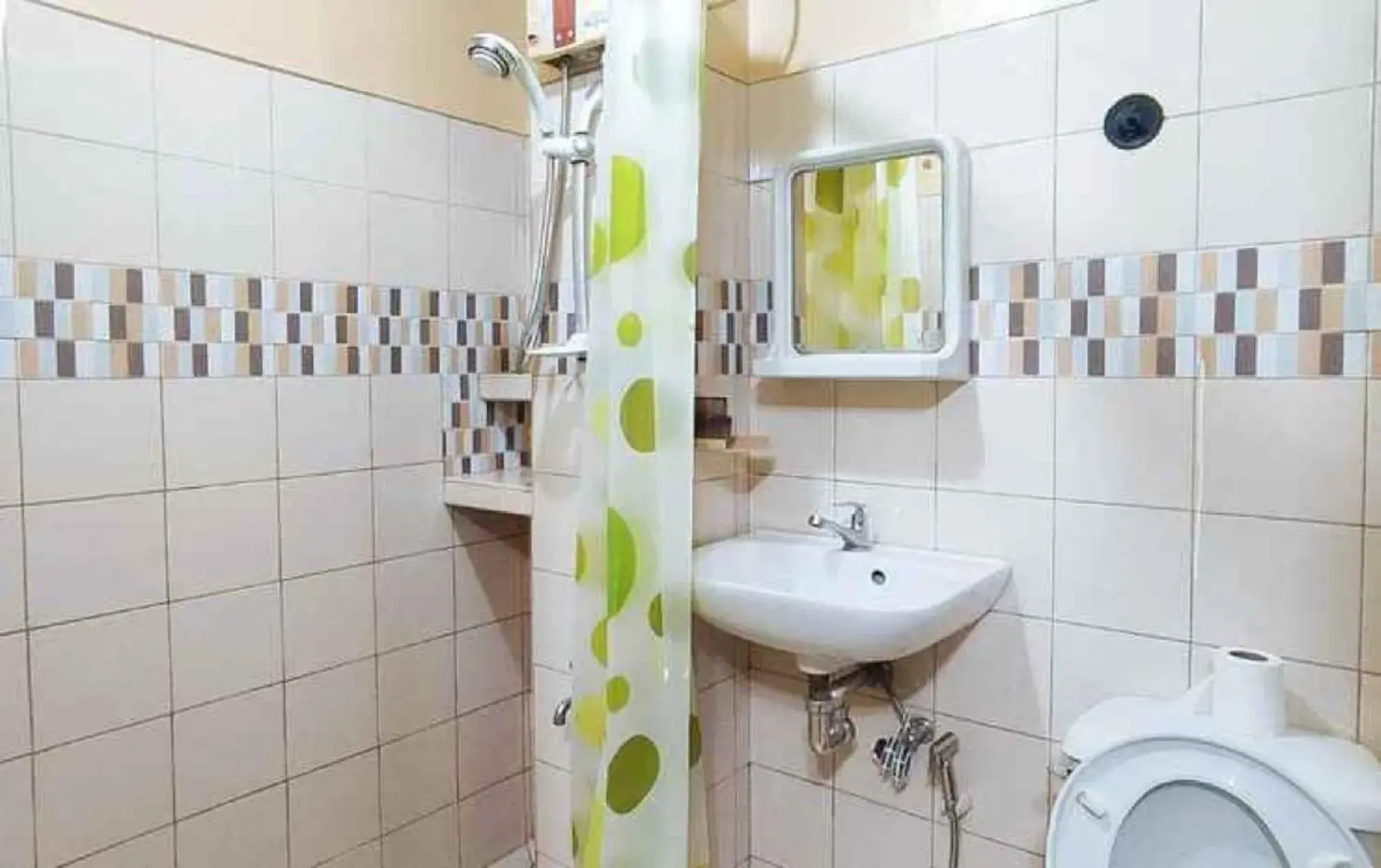 Shower in RedDoorz @ Isabelle Tourist Hotel Hinatuan Shower in RedDoorz @ Isabelle Tourist Hotel Hinatuan