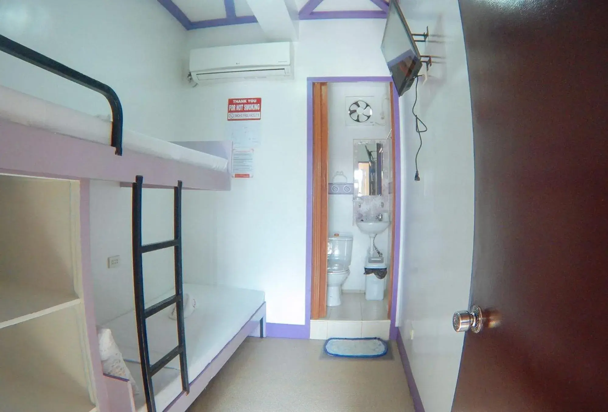 Bed in RedDoorz @ Isabelle Tourist Hotel Hinatuan Bed in RedDoorz @ Isabelle Tourist Hotel Hinatuan