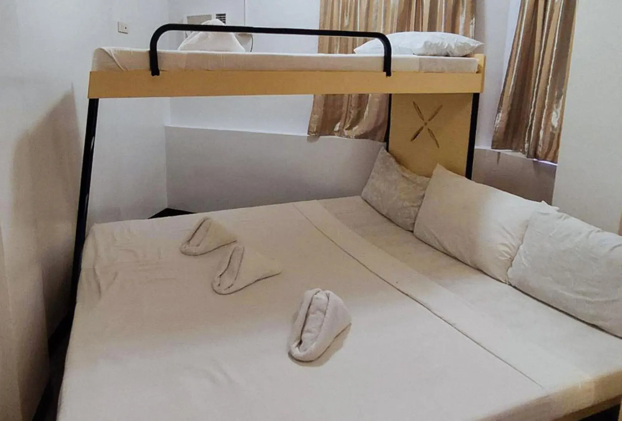 Mixed Dormitory Room in RedDoorz @ Isabelle Tourist Hotel Hinatuan Mixed Dormitory Room in RedDoorz @ Isabelle Tourist Hotel Hinatuan