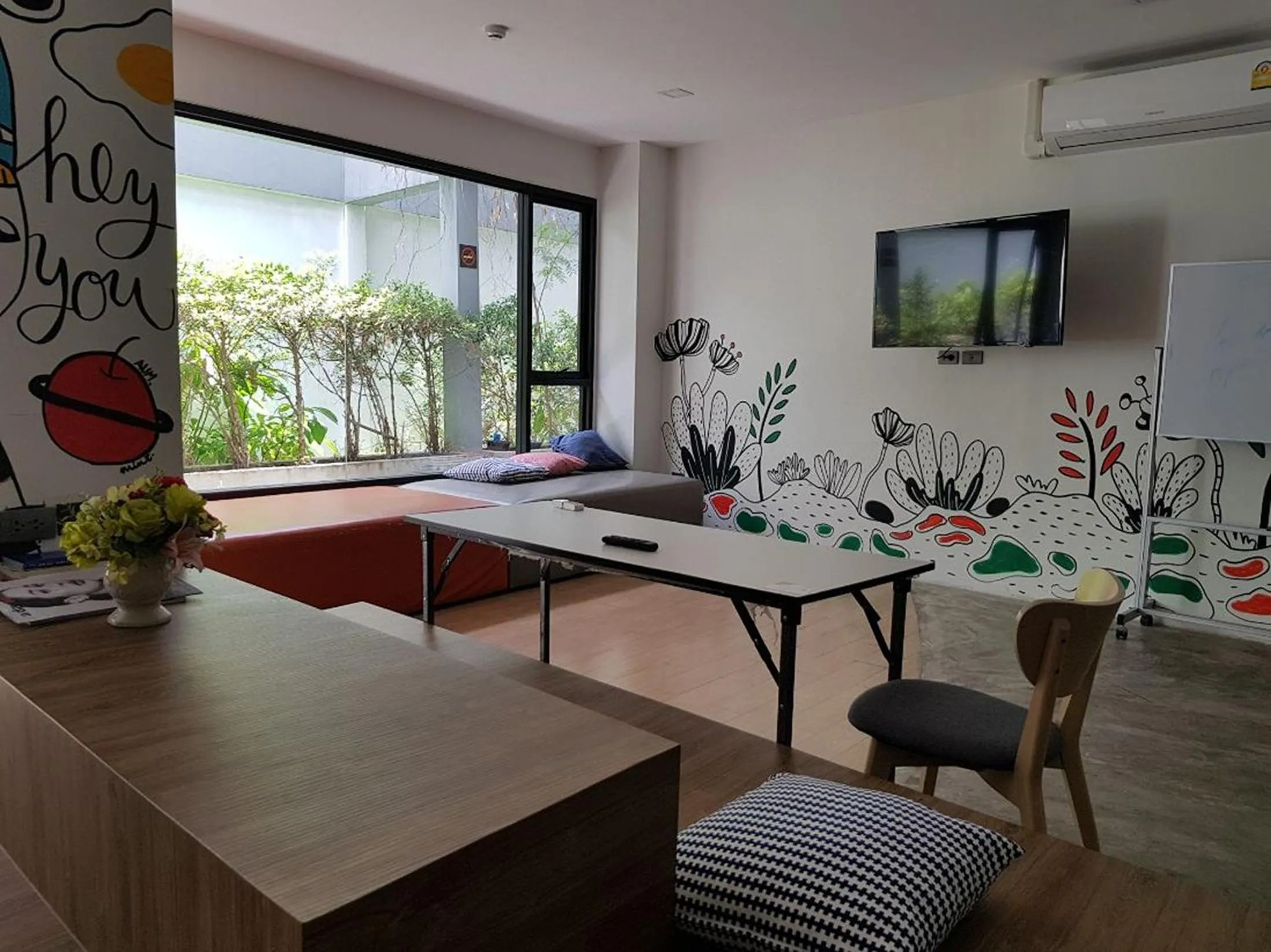 Communal lounge/ TV room in All day hostel at BTS Bang Chak