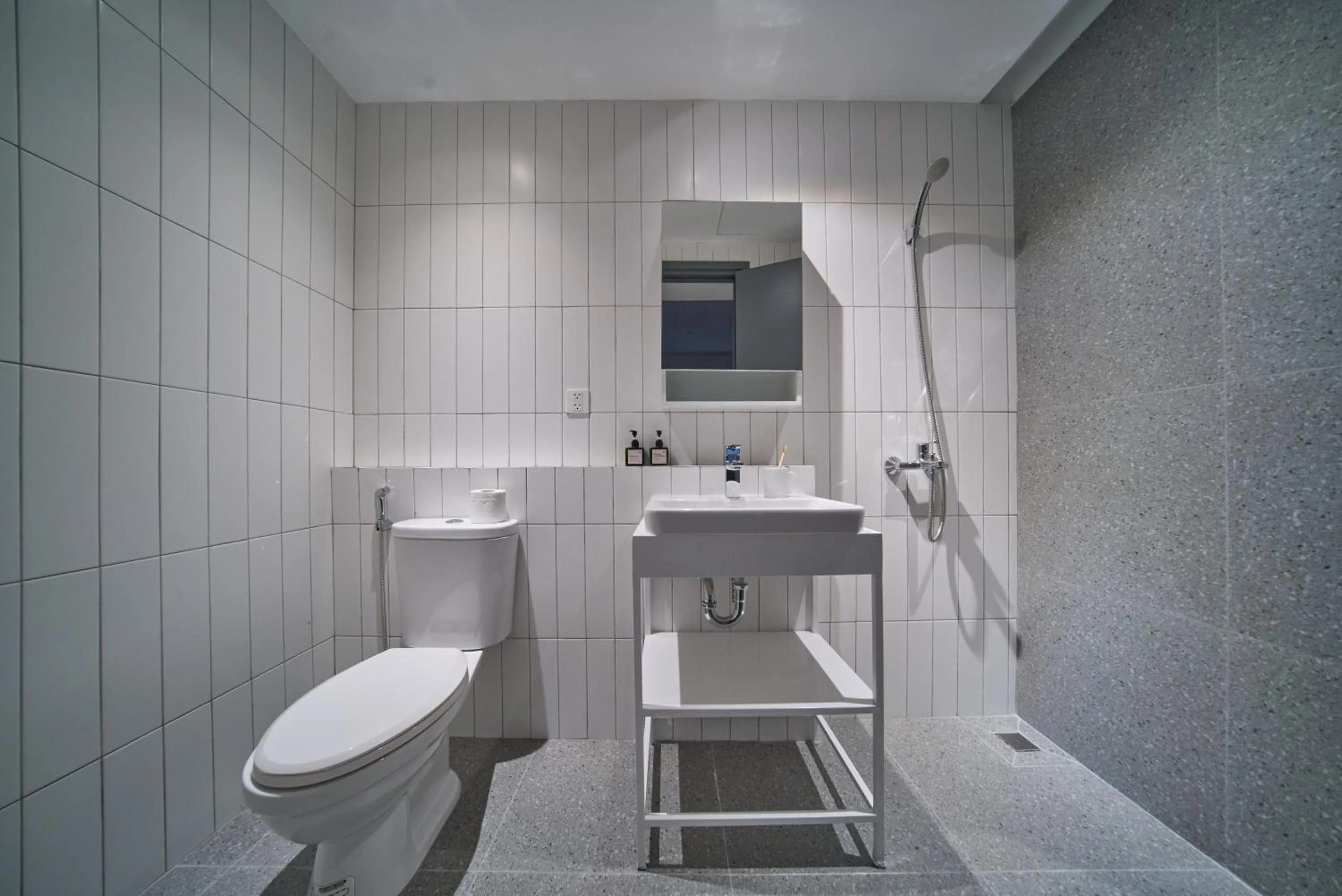 Shower in M Village Living Hồ Biểu Chánh