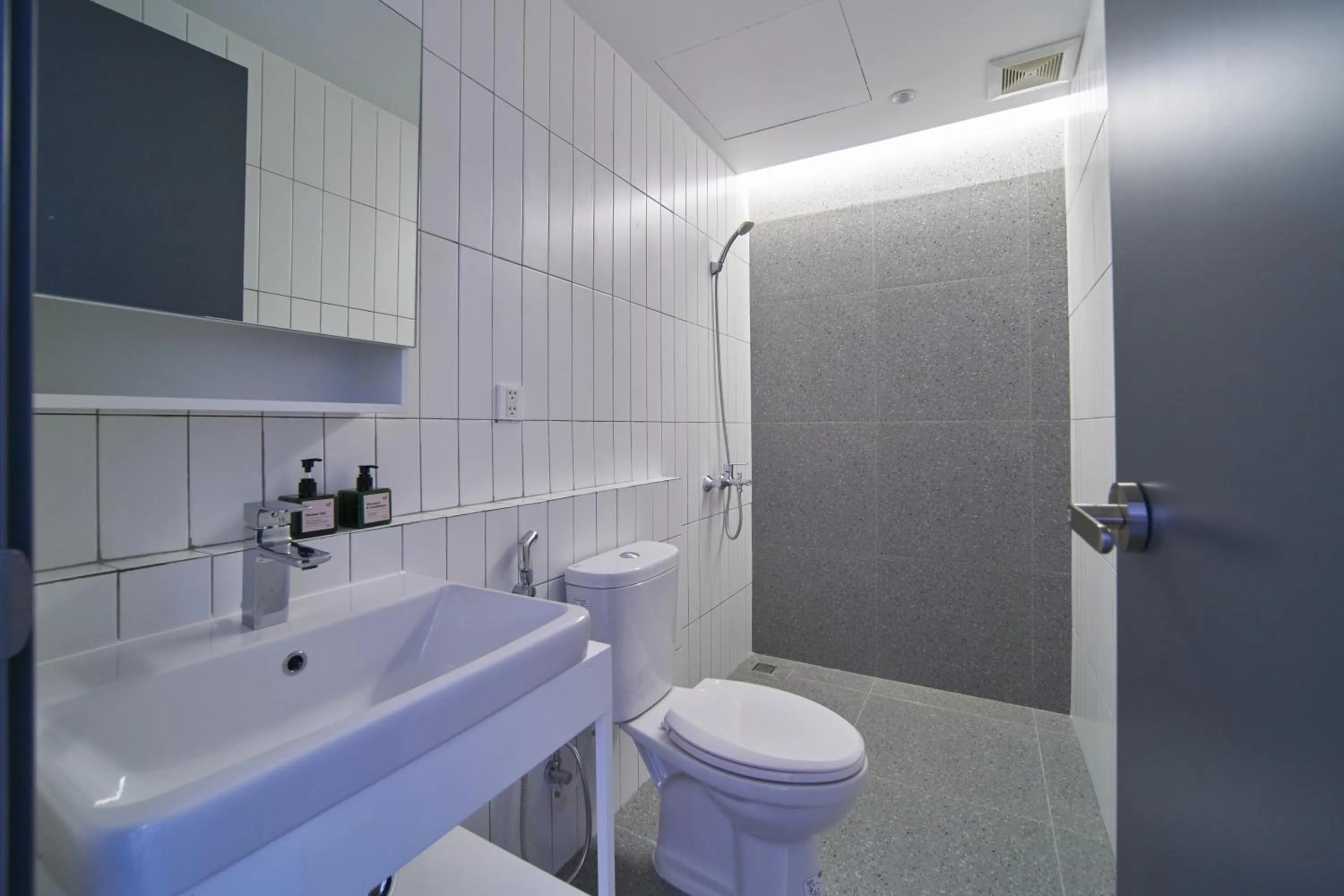 Shower in M Village Living Hồ Biểu Chánh