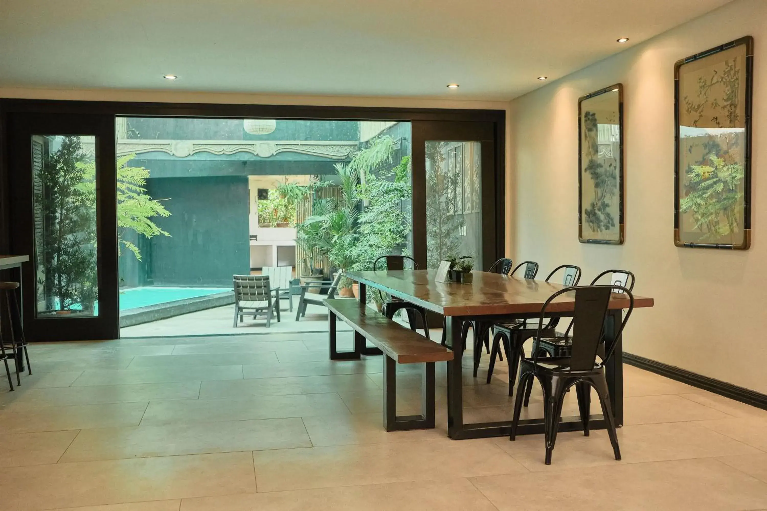 Three-Bedroom Apartment in Tropical Poolhouse QC Three-Bedroom Apartment in Tropical Poolhouse QC