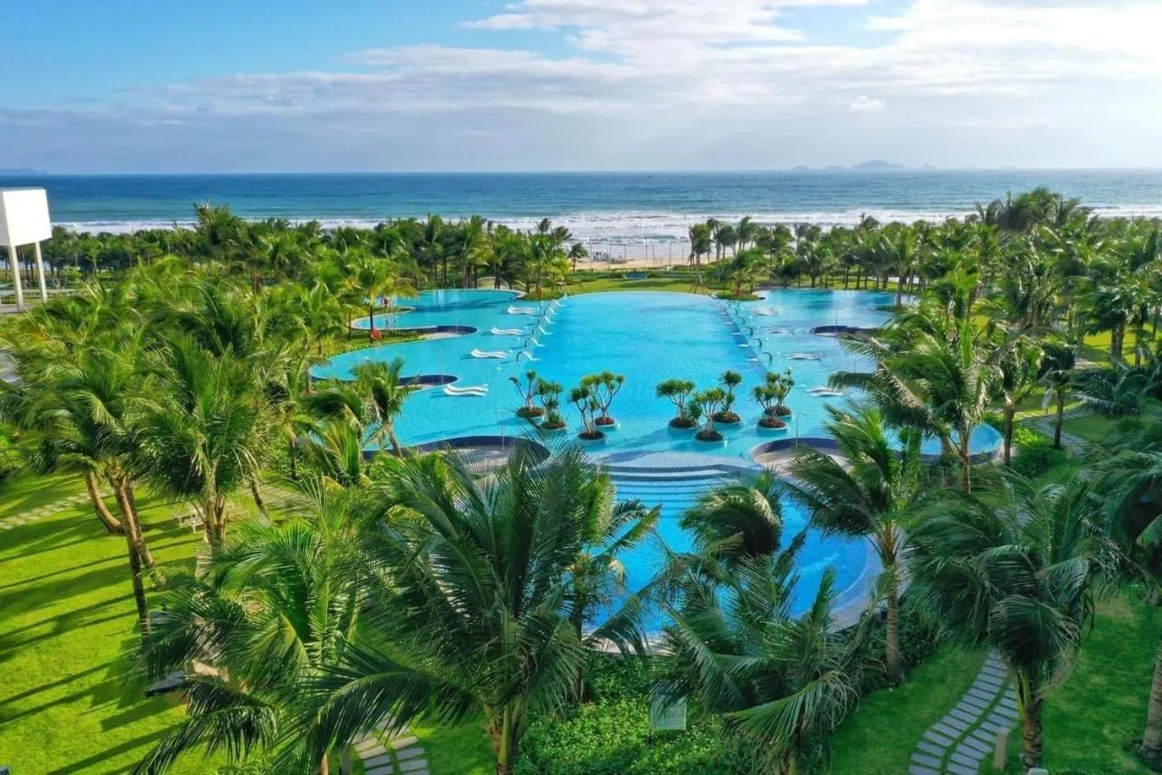 Swimming pool in Sea Moon Cam Ranh Beach House