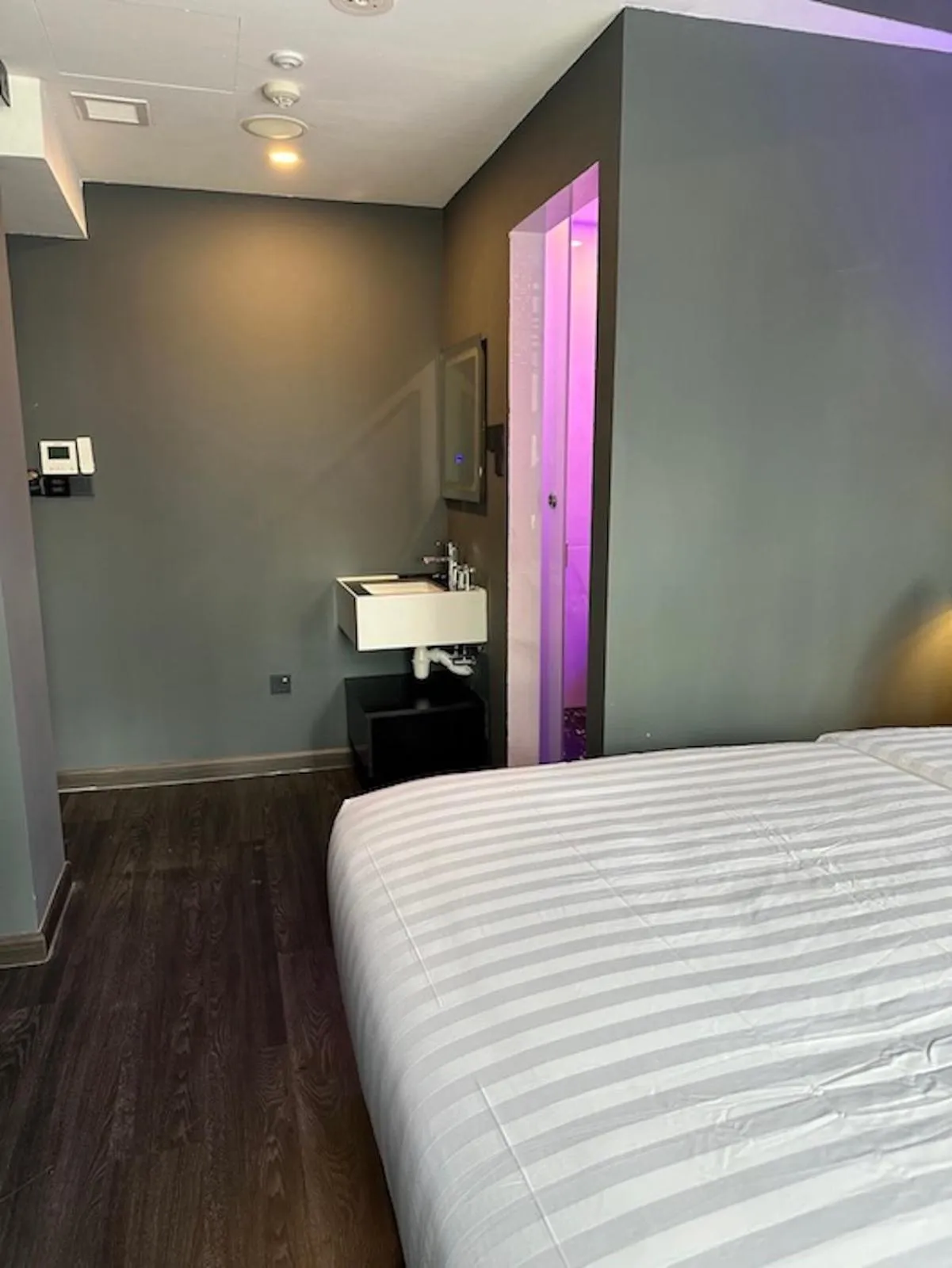 Bed in HOTEL JJH - newly opened near BUGIS