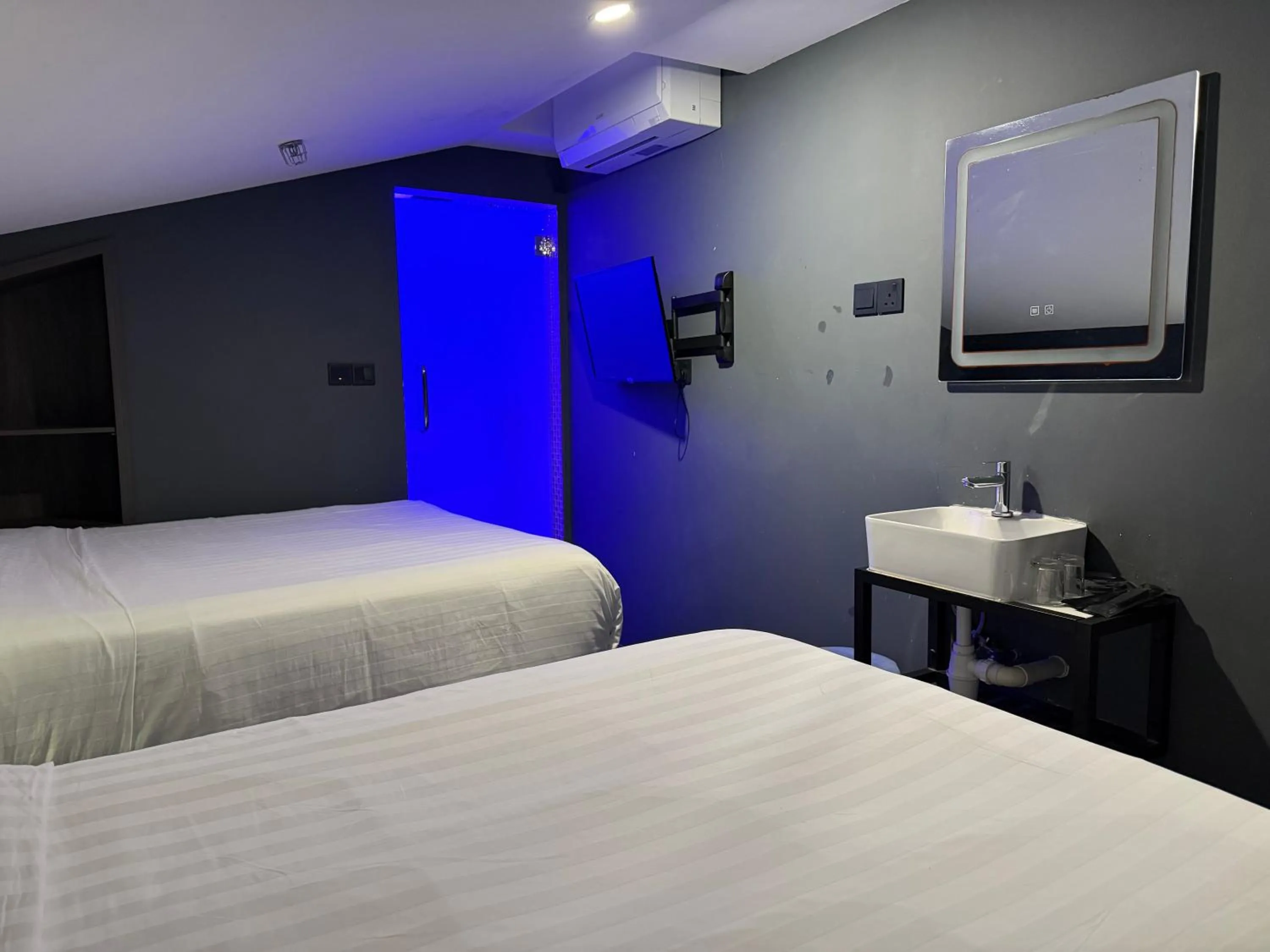 Bed in HOTEL JJH - newly opened near BUGIS