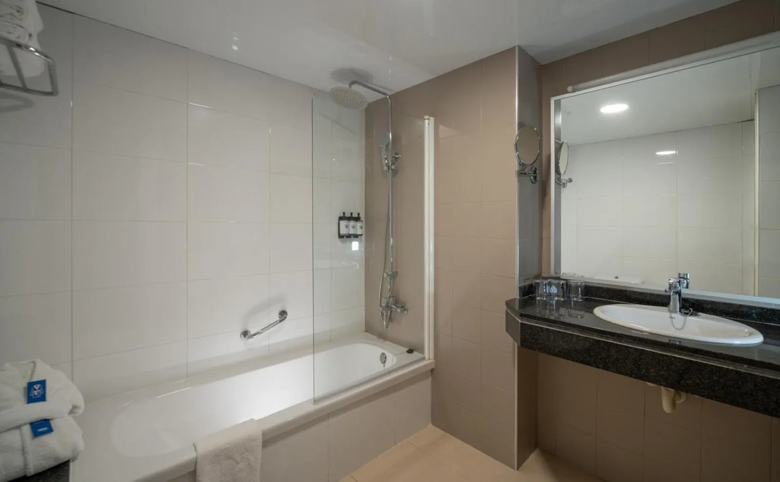 Bath in AQUA Hotel The Breeze & Spa - All Inclusive - Adults Only - 4Sup