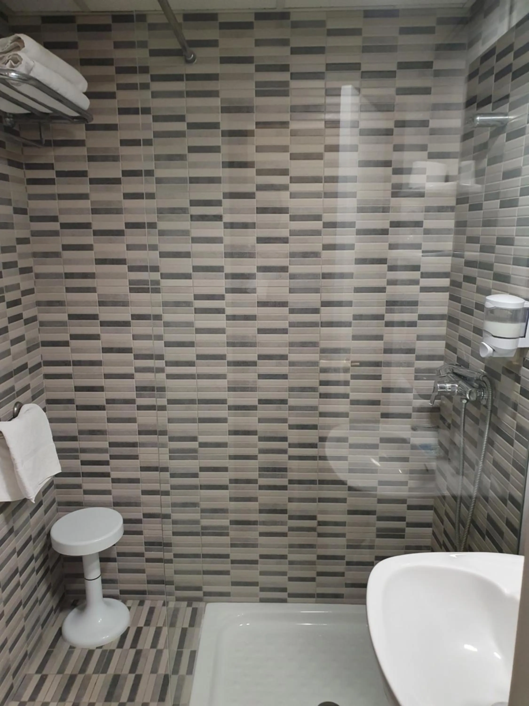 Bathroom in Hotel Bilbaino