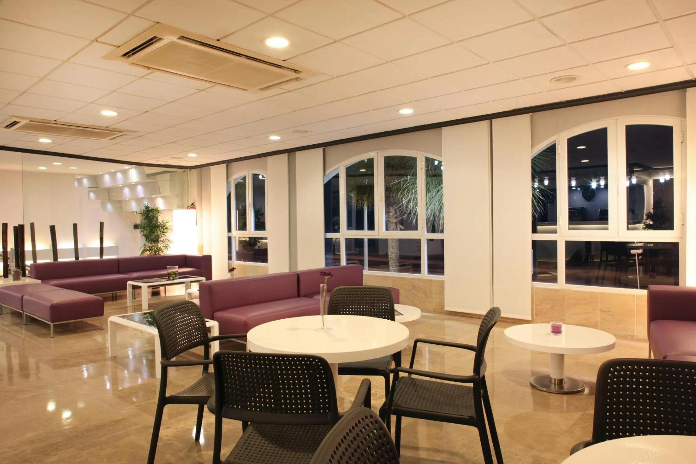 Communal lounge/ TV room in Hotel Bilbaino