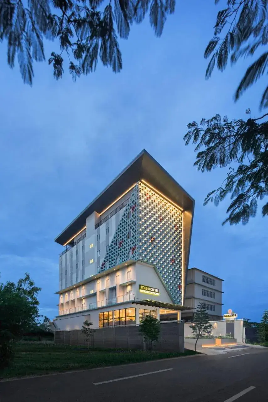 Property building in MaxOneHotels at Kota Harapan Indah-Bekasi Property building in MaxOneHotels at Kota Harapan Indah-Bekasi