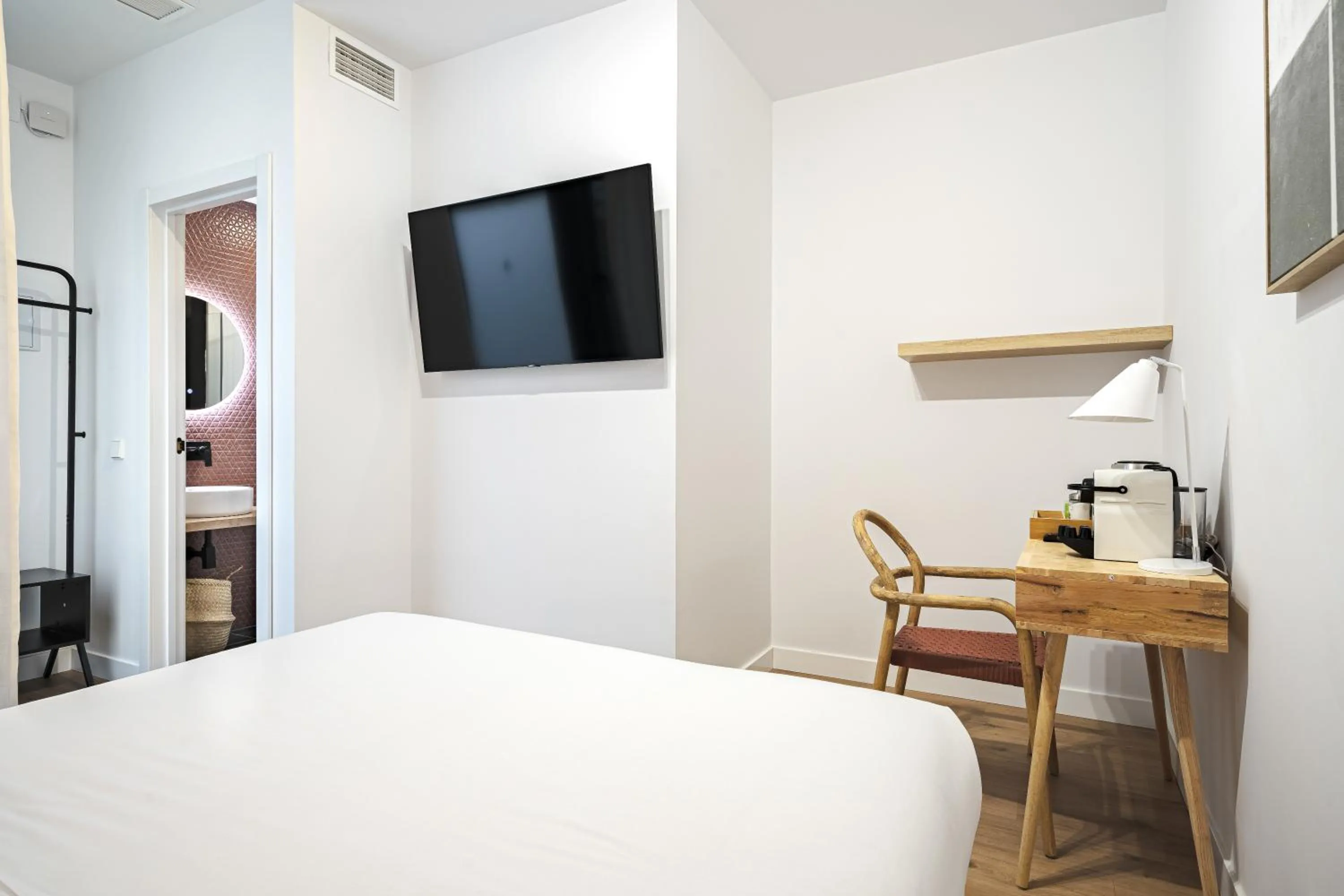 TV and multimedia, Bed in Vallecas Suites by Olala Homes