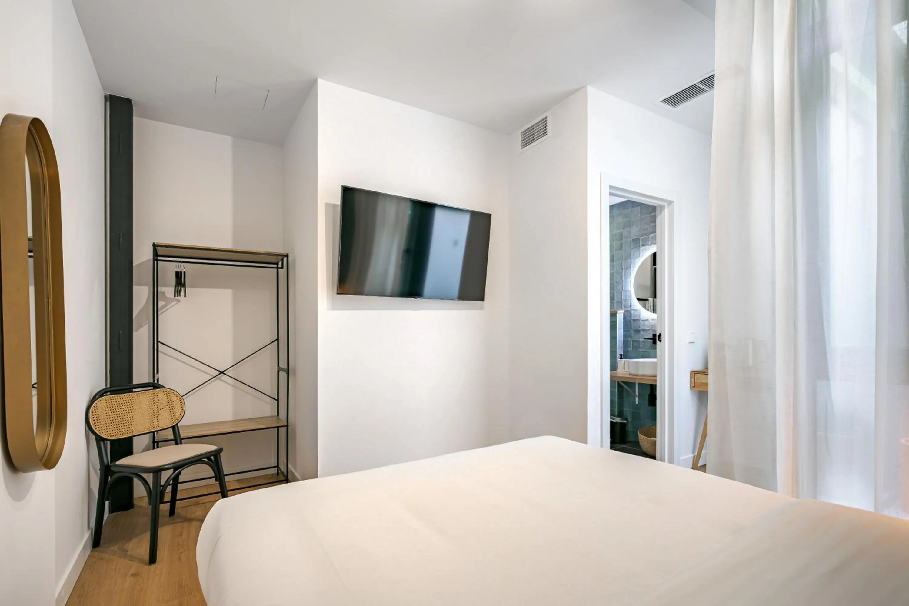TV and multimedia, Bed in Vallecas Suites by Olala Homes