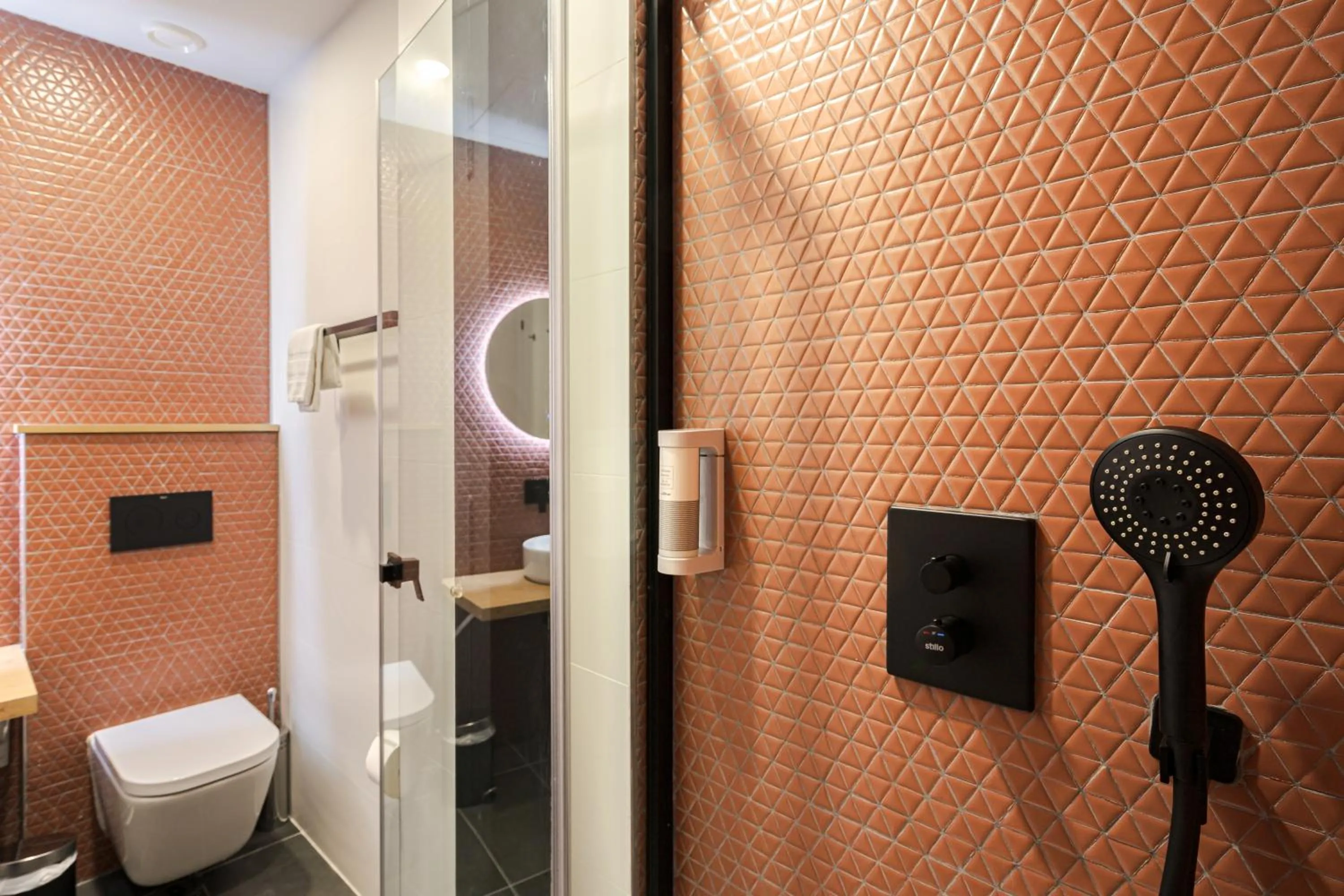 Shower in Vallecas Suites by Olala Homes