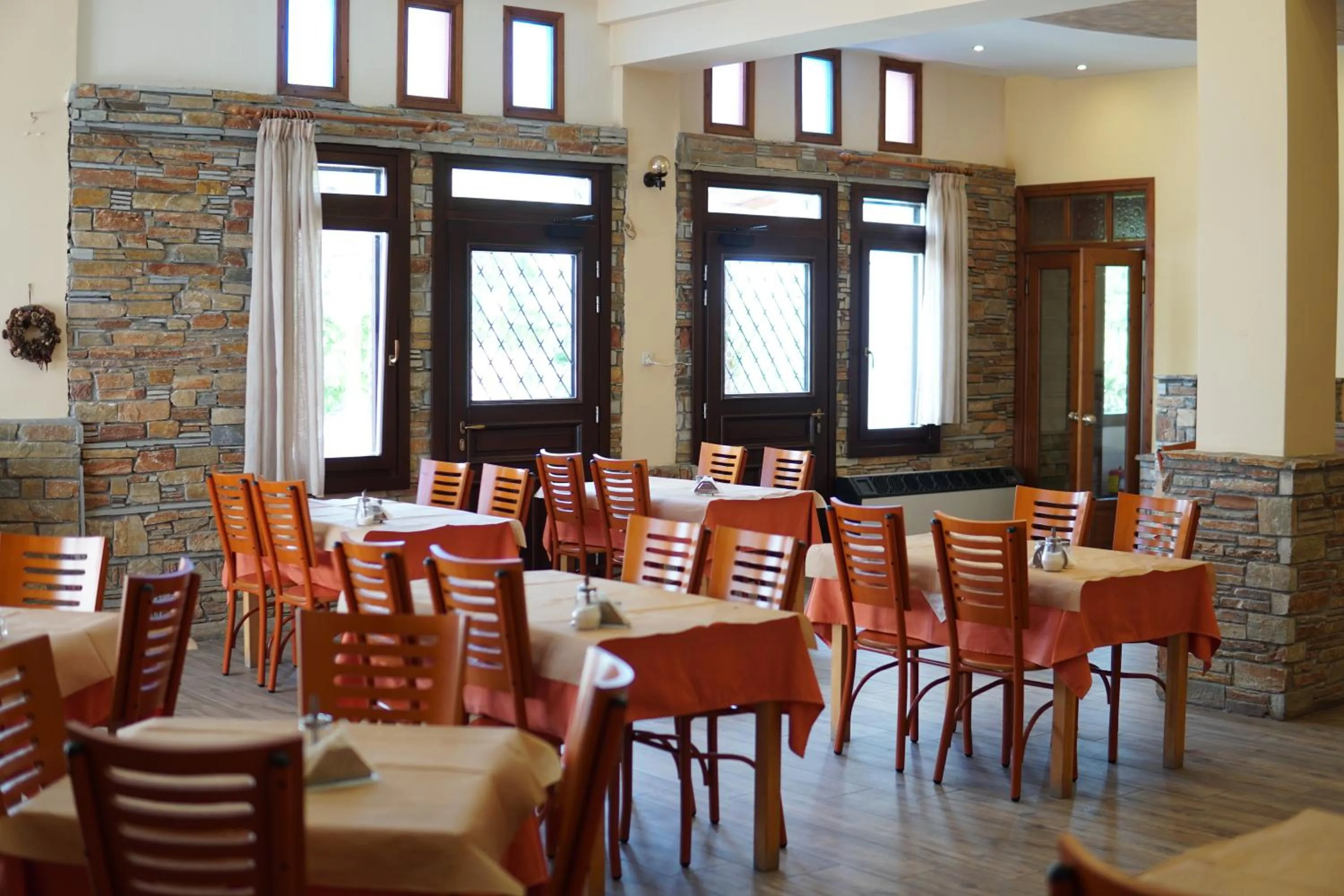 Restaurant/places to eat in Hotel Defkalion