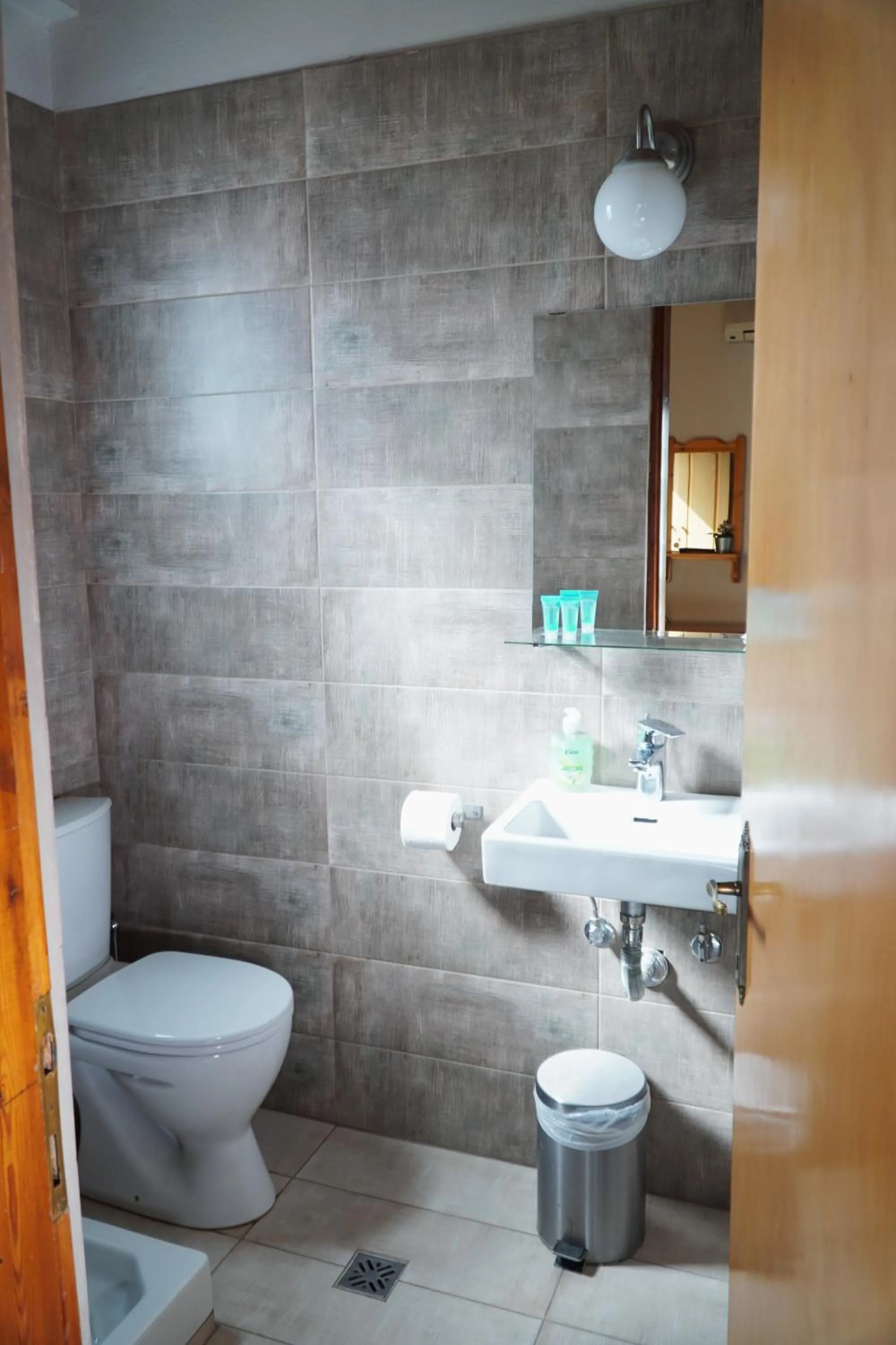 Shower in Hotel Defkalion