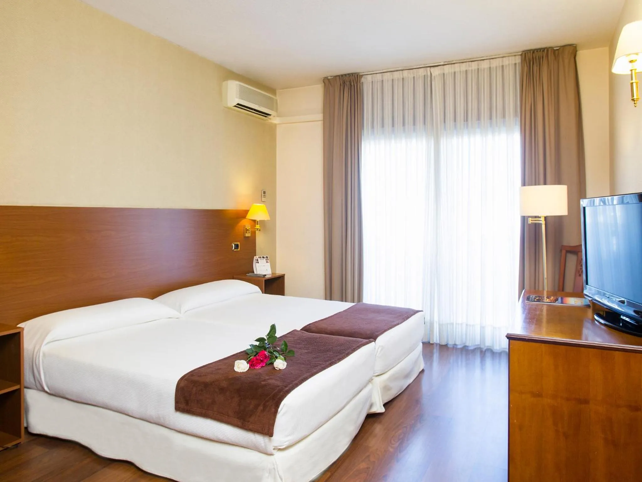 Photo of the whole room, Bed in Oca Ipanema Hotel