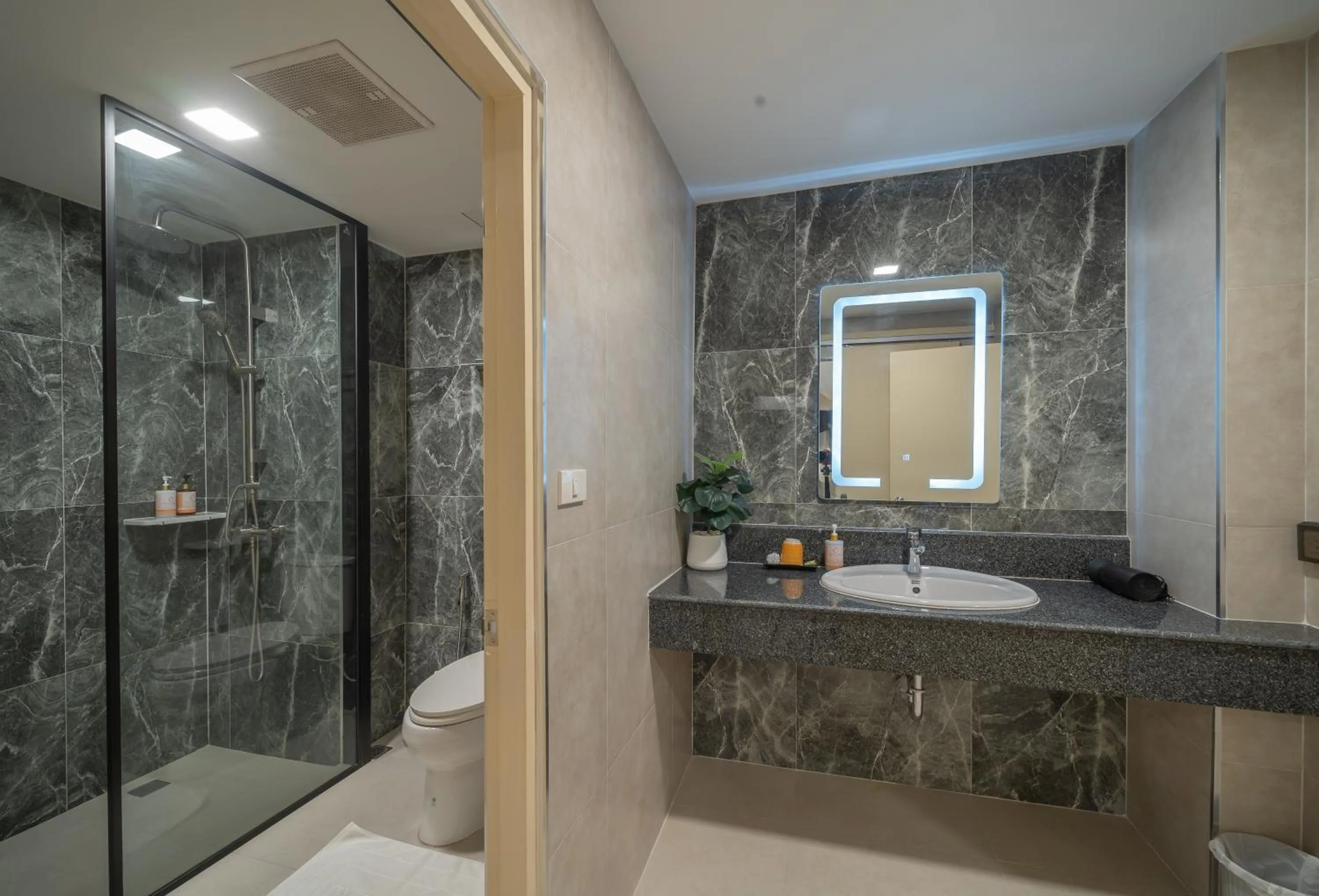 Shower in The Space Hotel Lampang