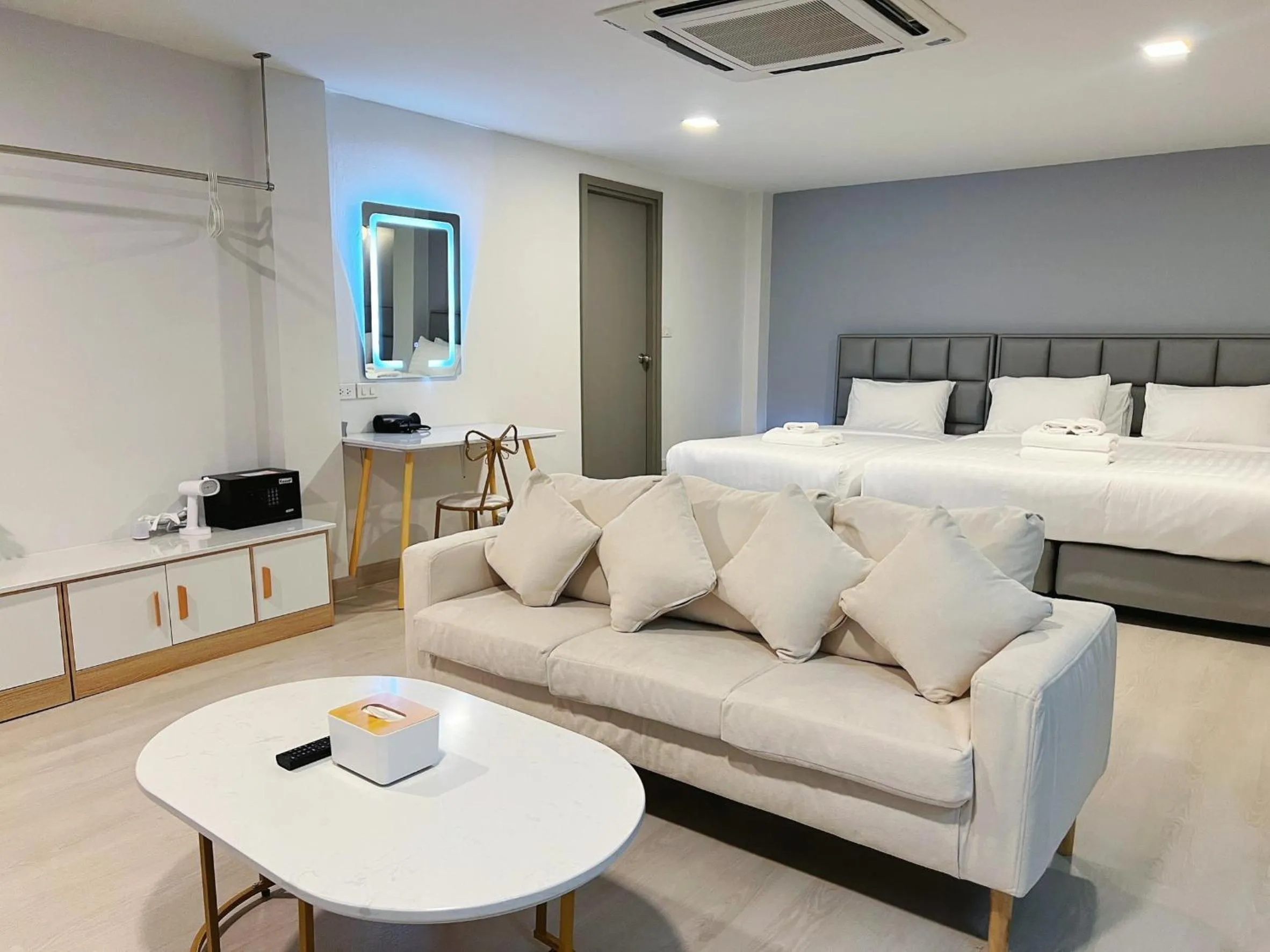 Living room, Bed in The Space Hotel Lampang