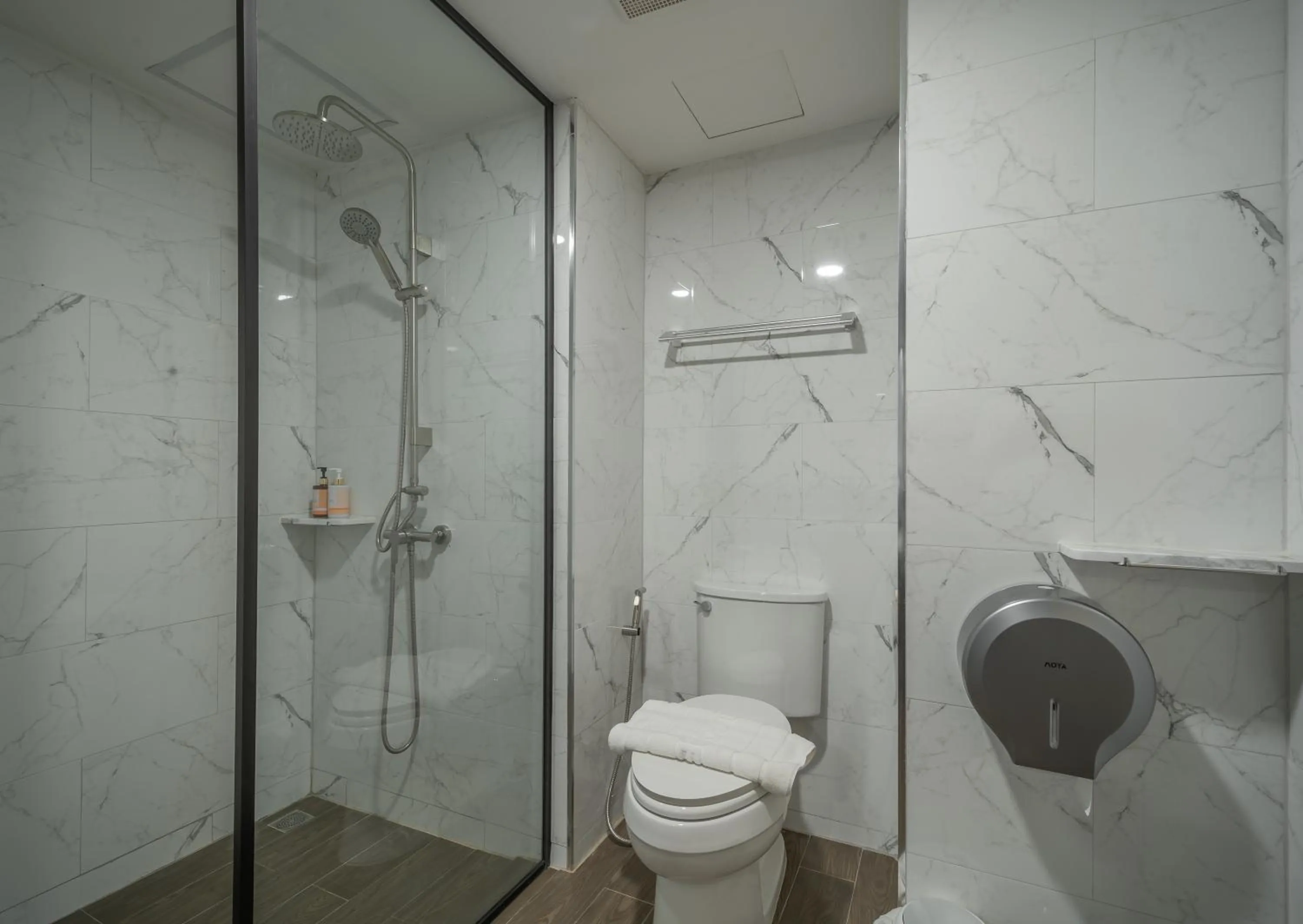 Shower in The Space Hotel Lampang