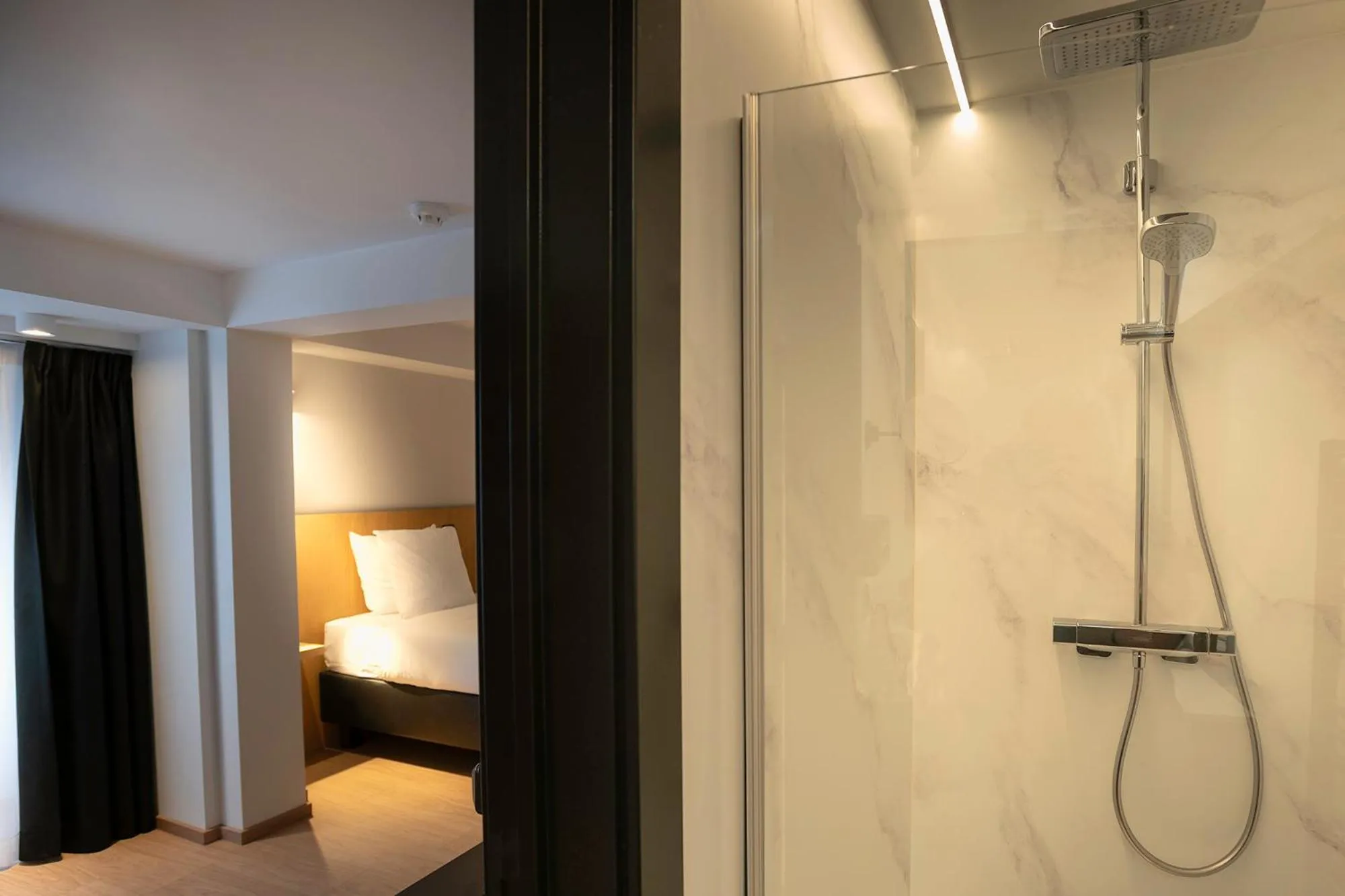 Bathroom, Bed in Comic Art Hotel