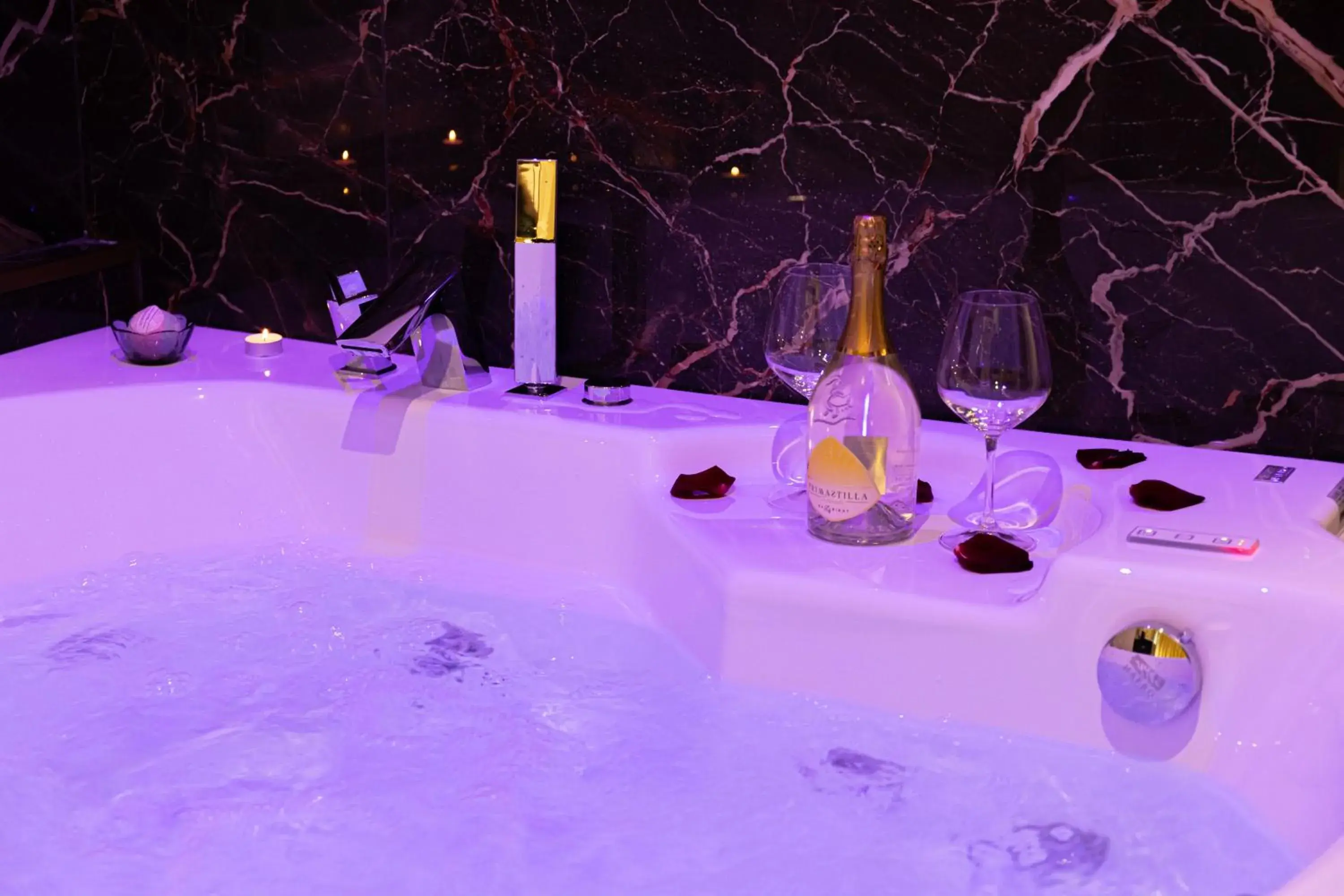 Bath in AlbaDea Suites&Jacuzzi Bath in AlbaDea Suites&Jacuzzi
