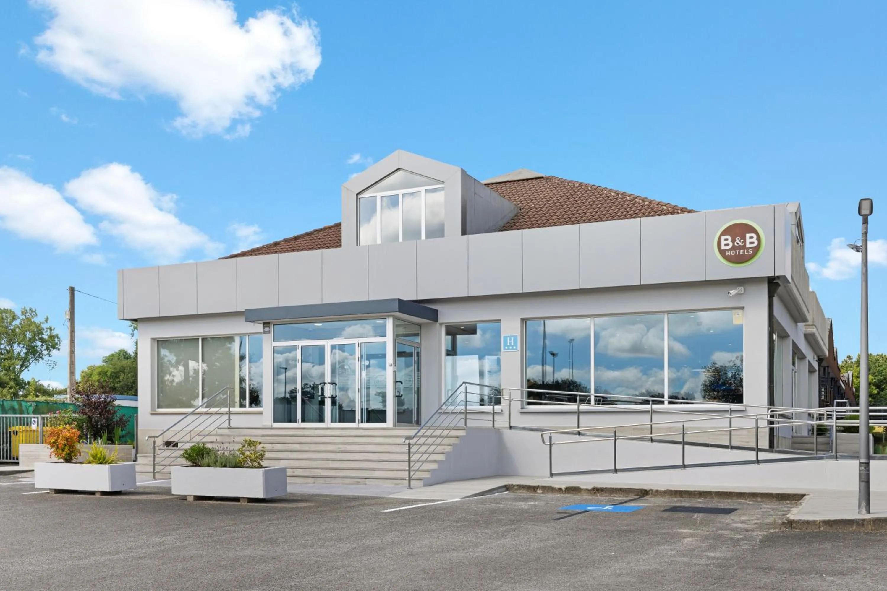 Facade/entrance in B&B HOTEL Oviedo