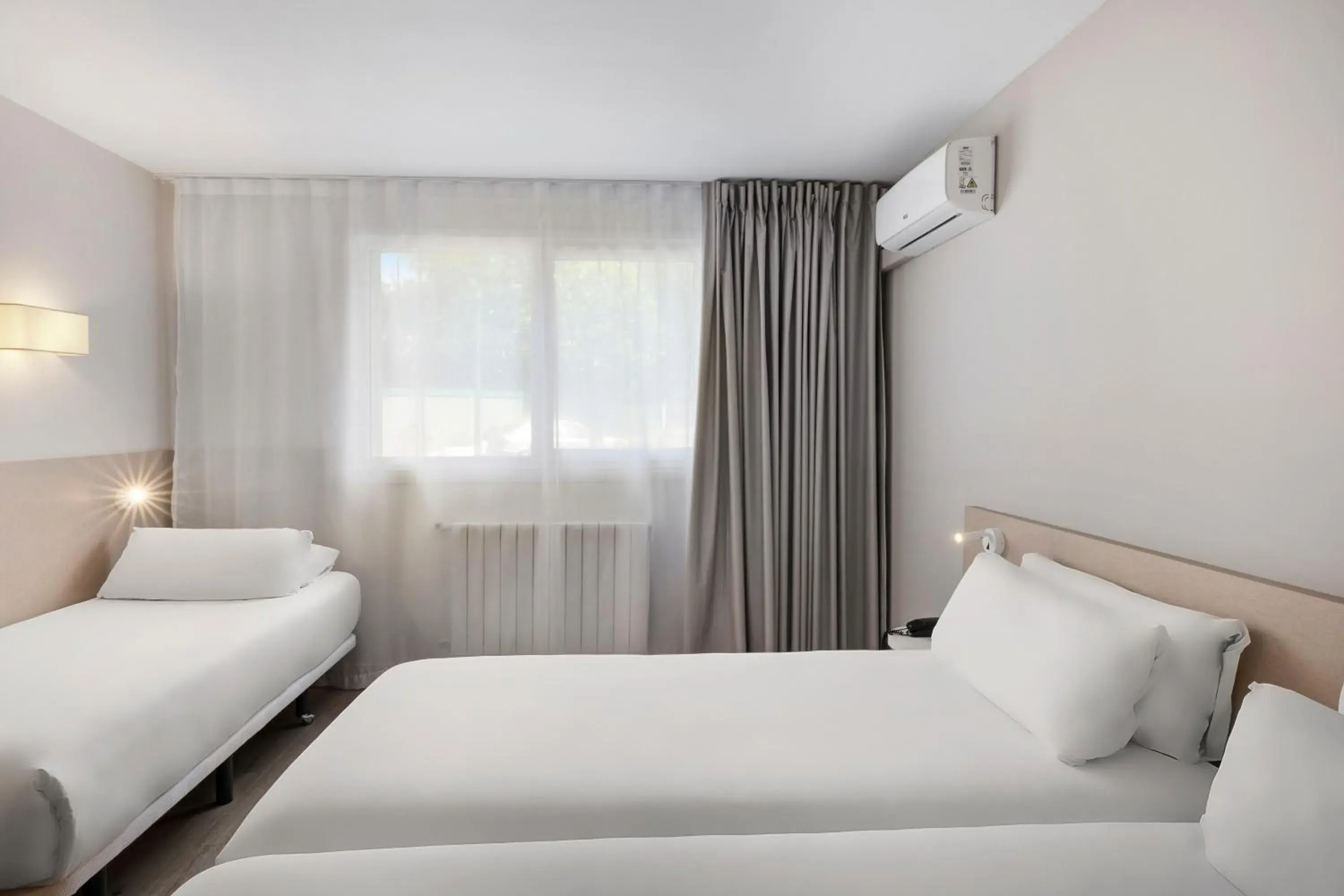 Triple Room in B&B HOTEL Oviedo Triple Room in B&B HOTEL Oviedo