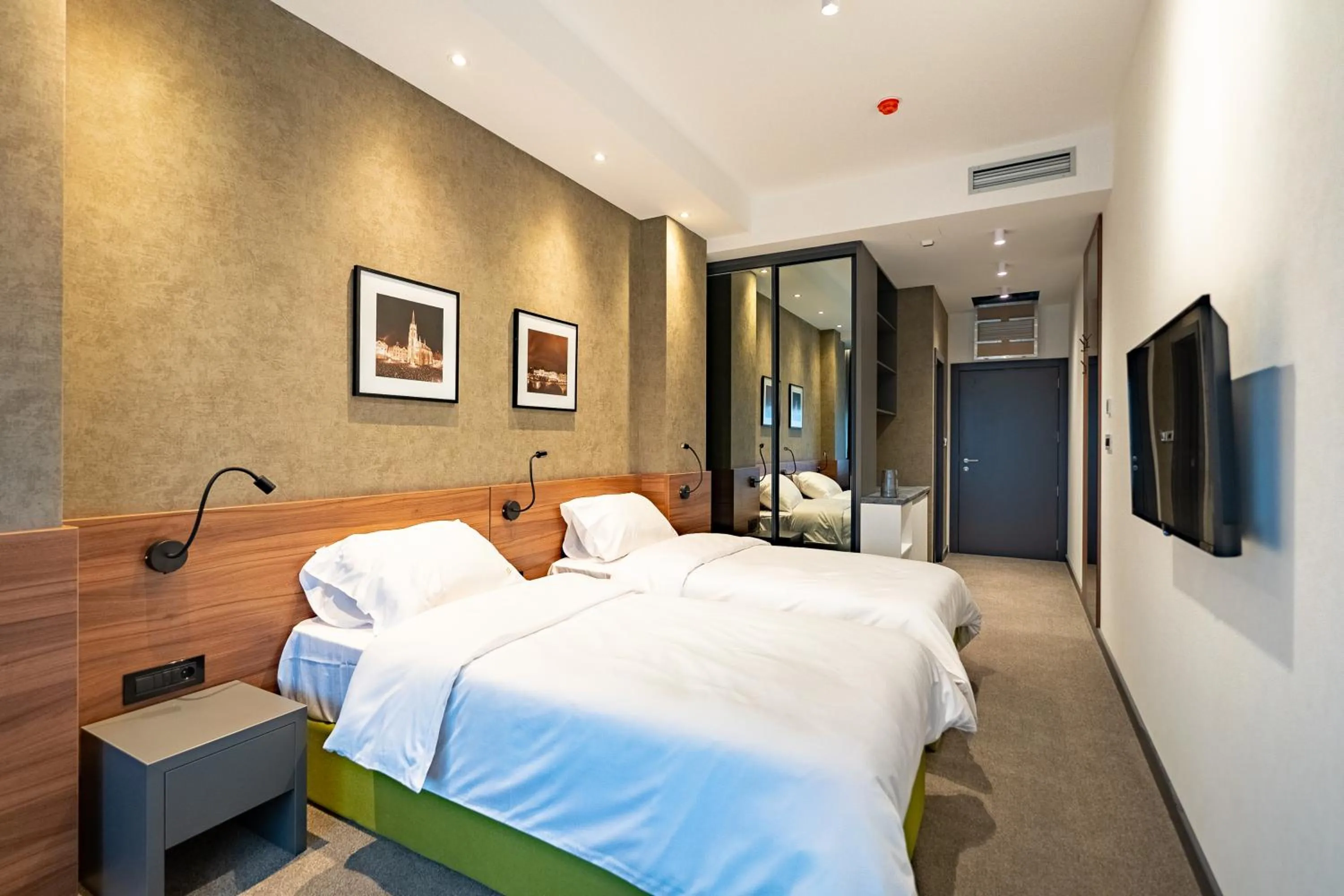 Photo of the whole room, Bed in Hotel Element