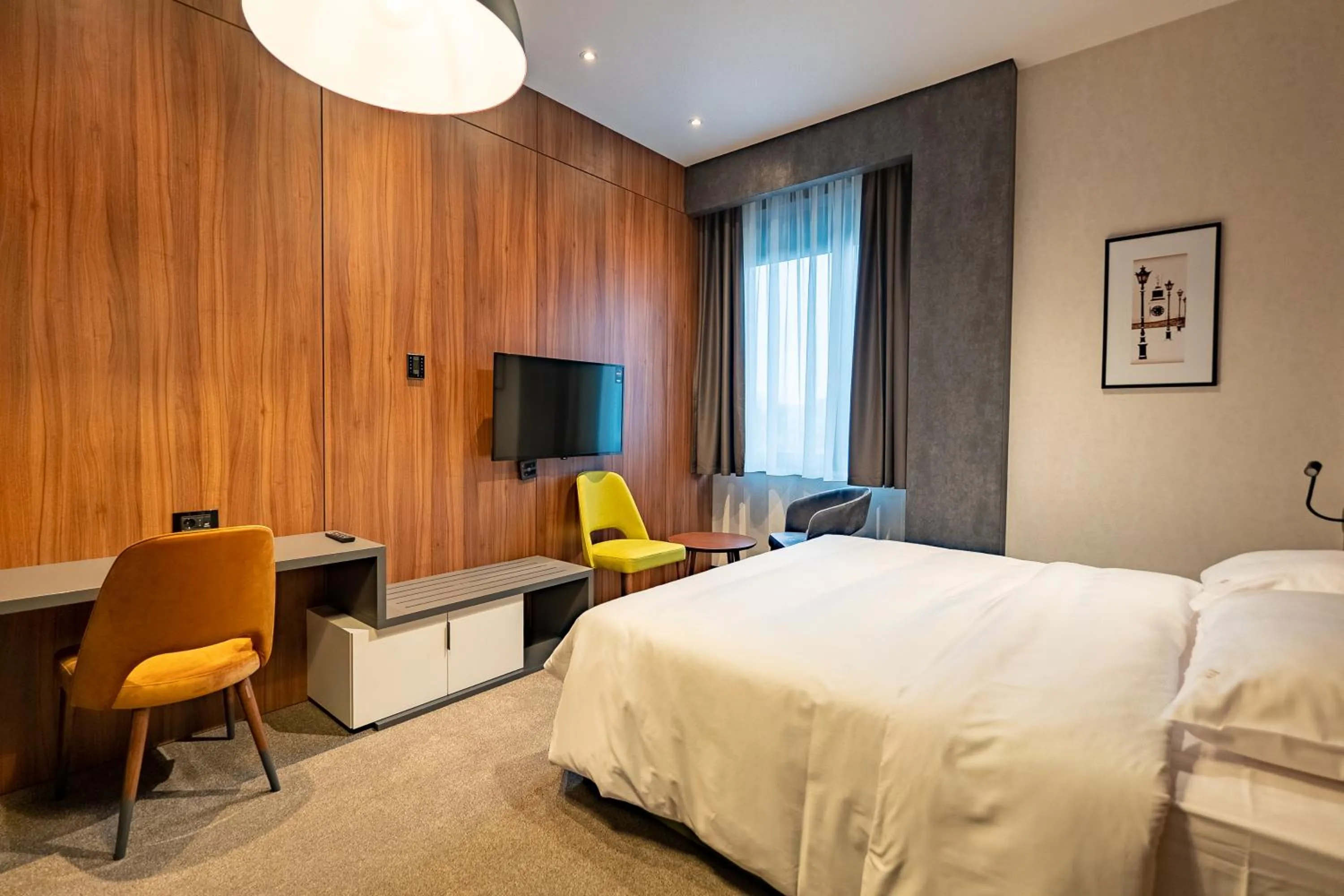 Photo of the whole room, Bed in Hotel Element