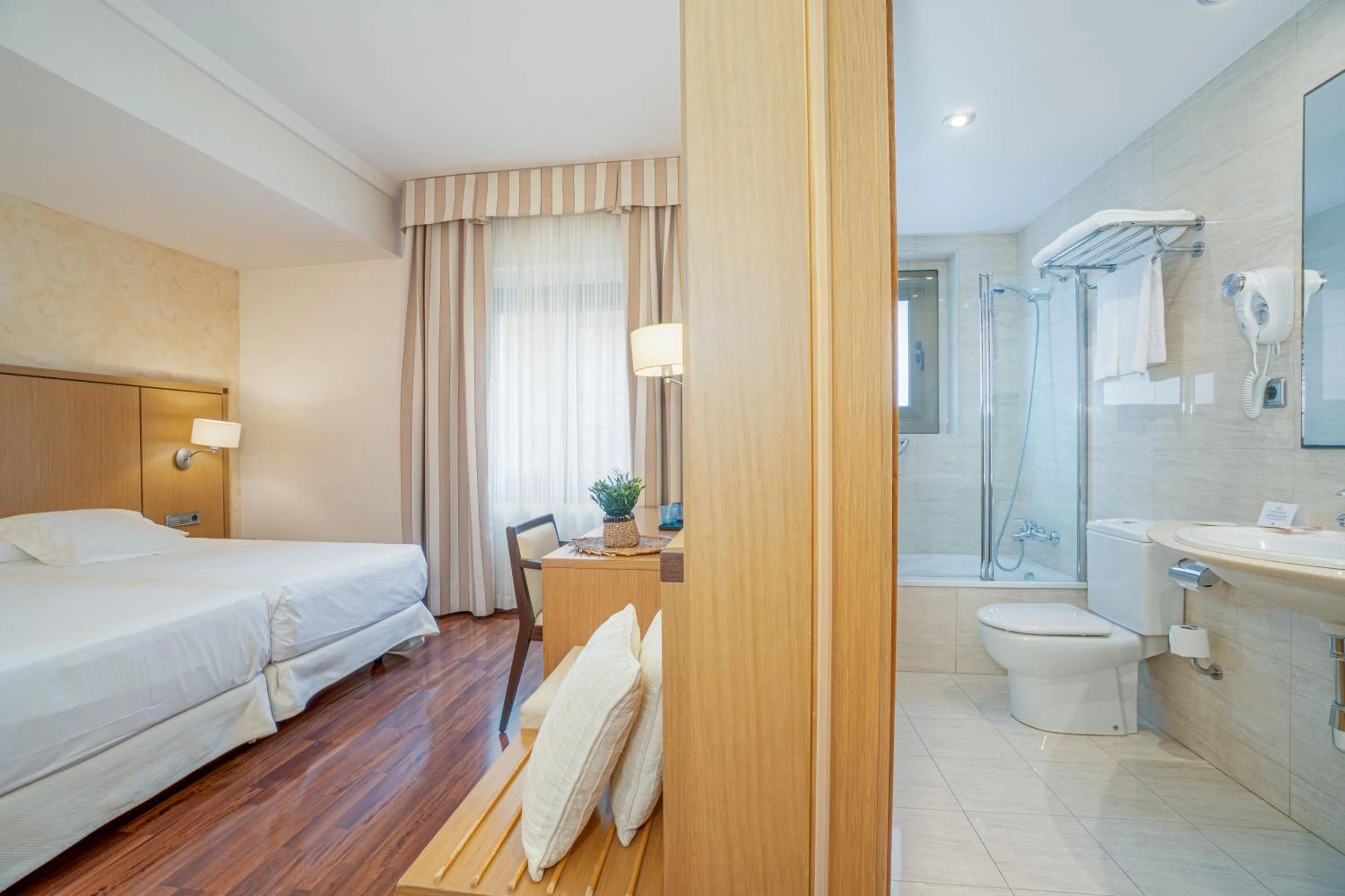Shower, Bed in Hotel Duran