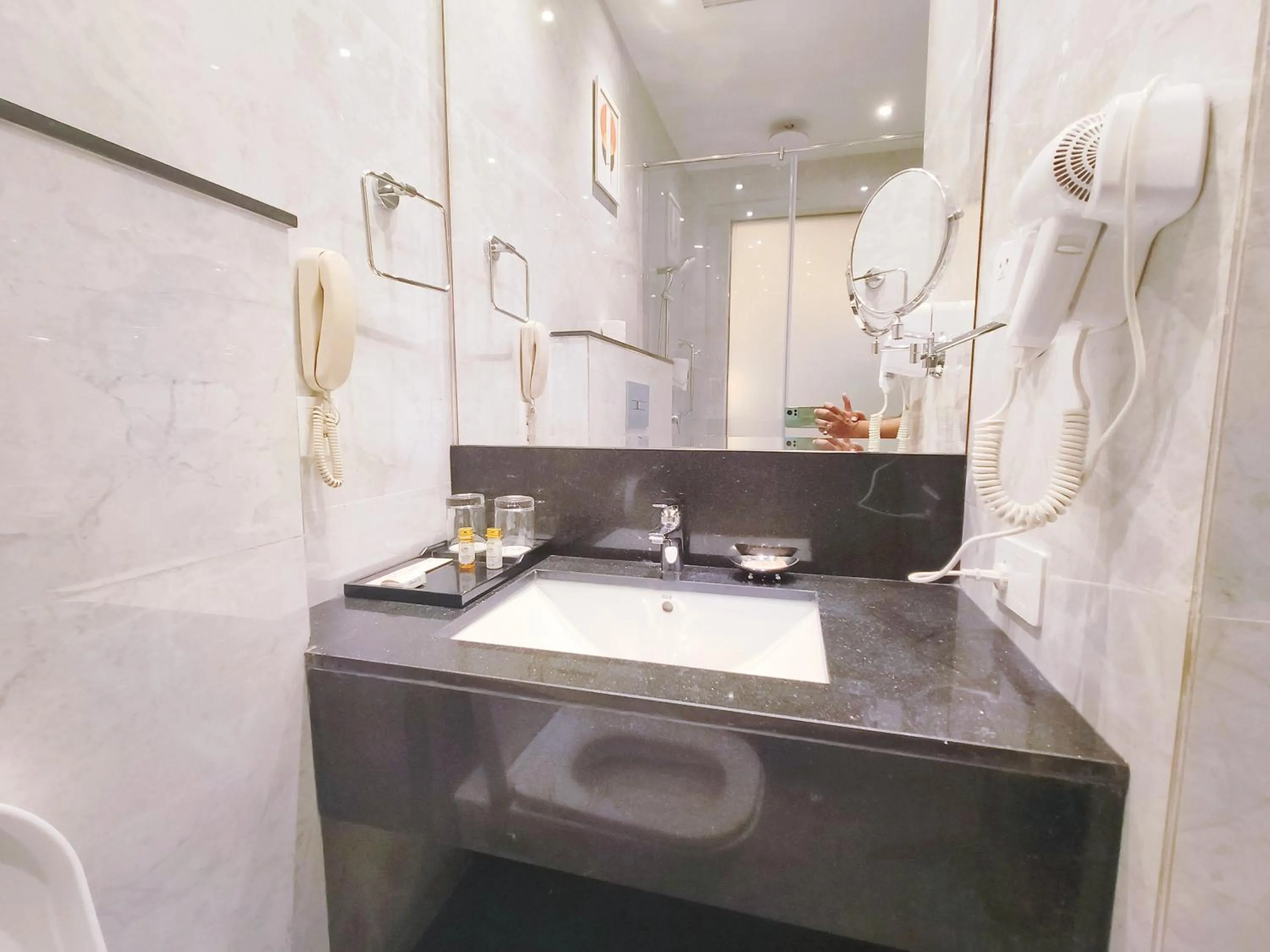 Toilet in Mariton Hotel