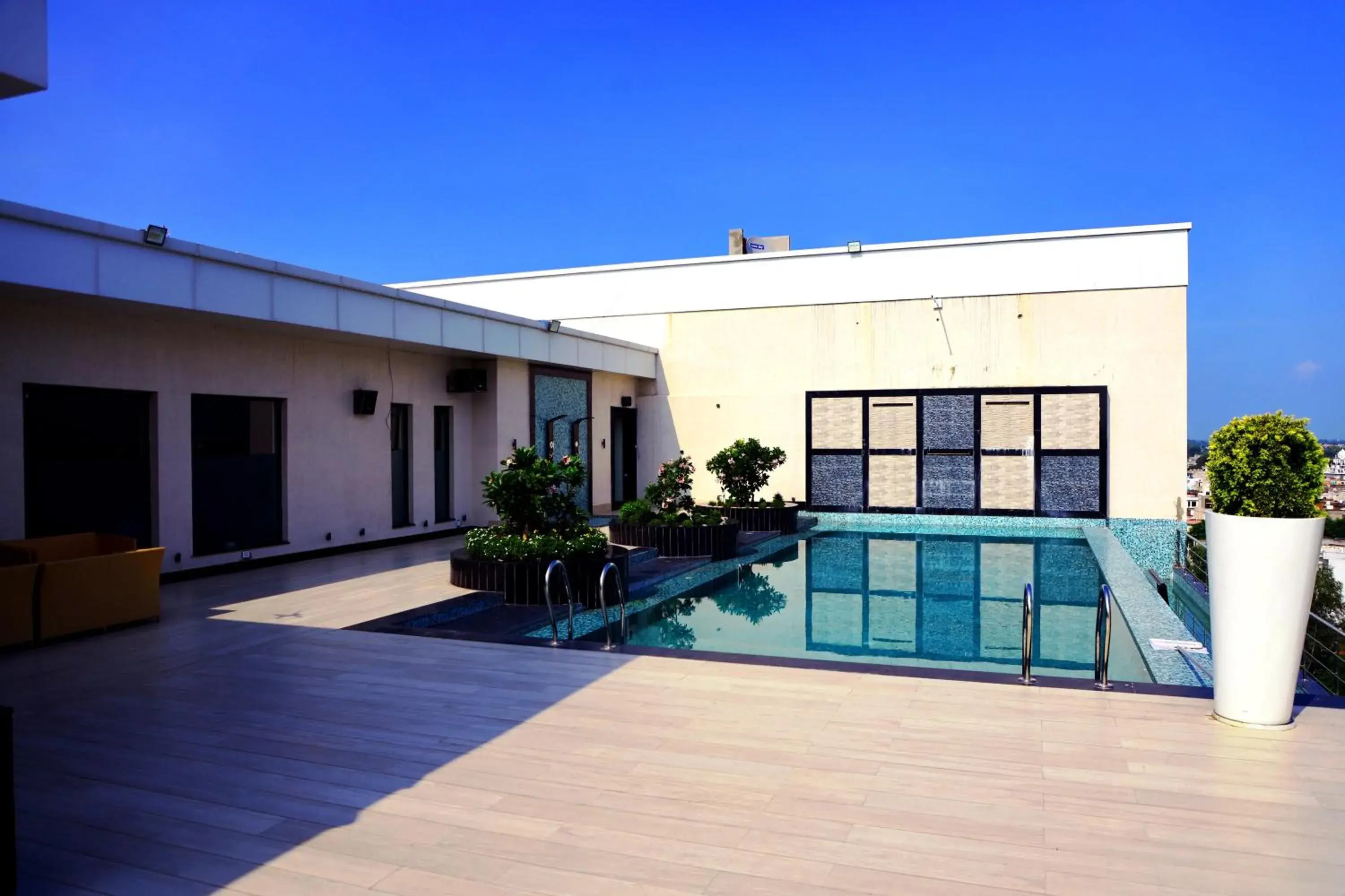 Swimming pool in Mariton Hotel Swimming pool in Mariton Hotel