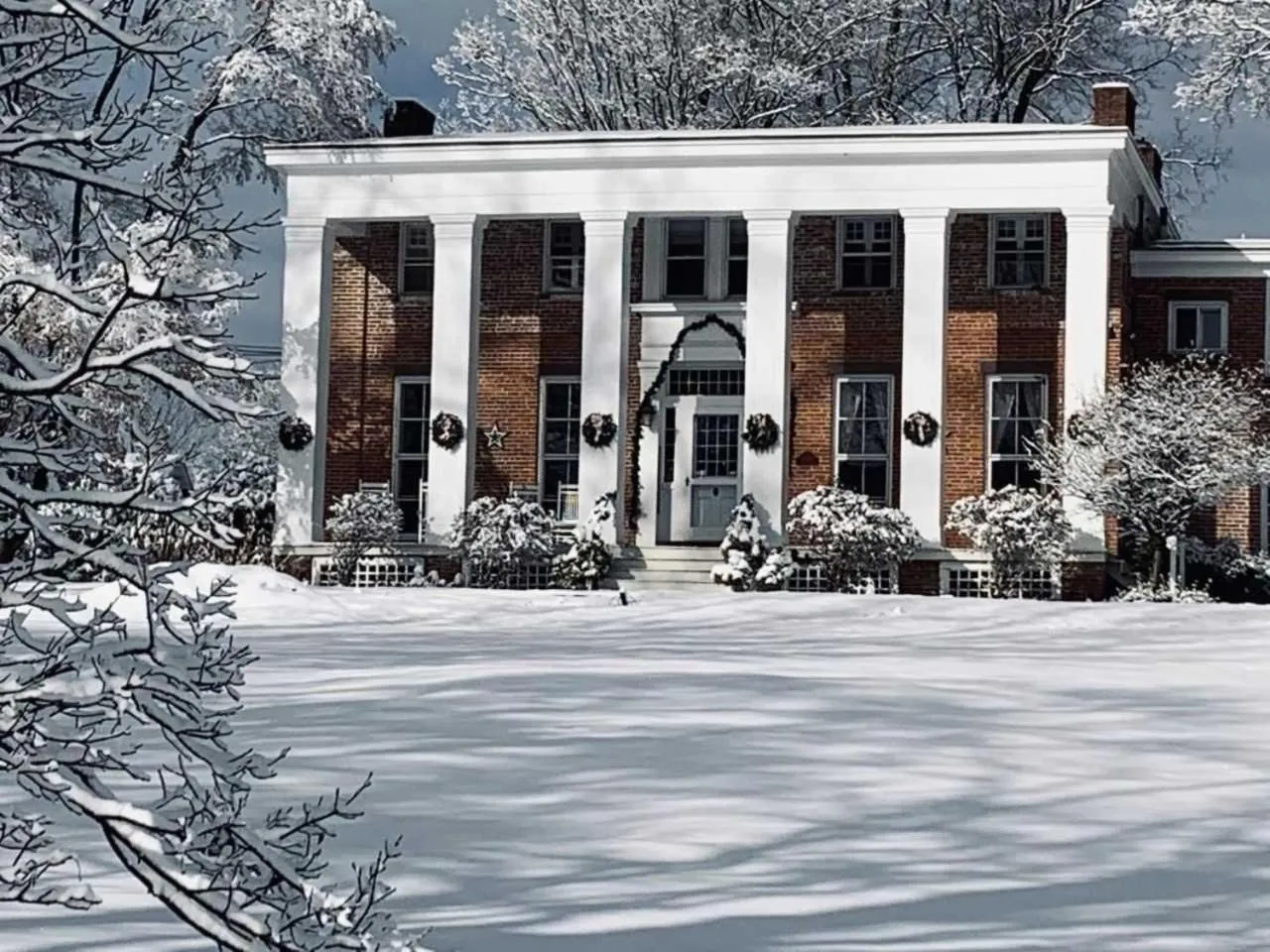 Property building in Cromwell Manor Inn