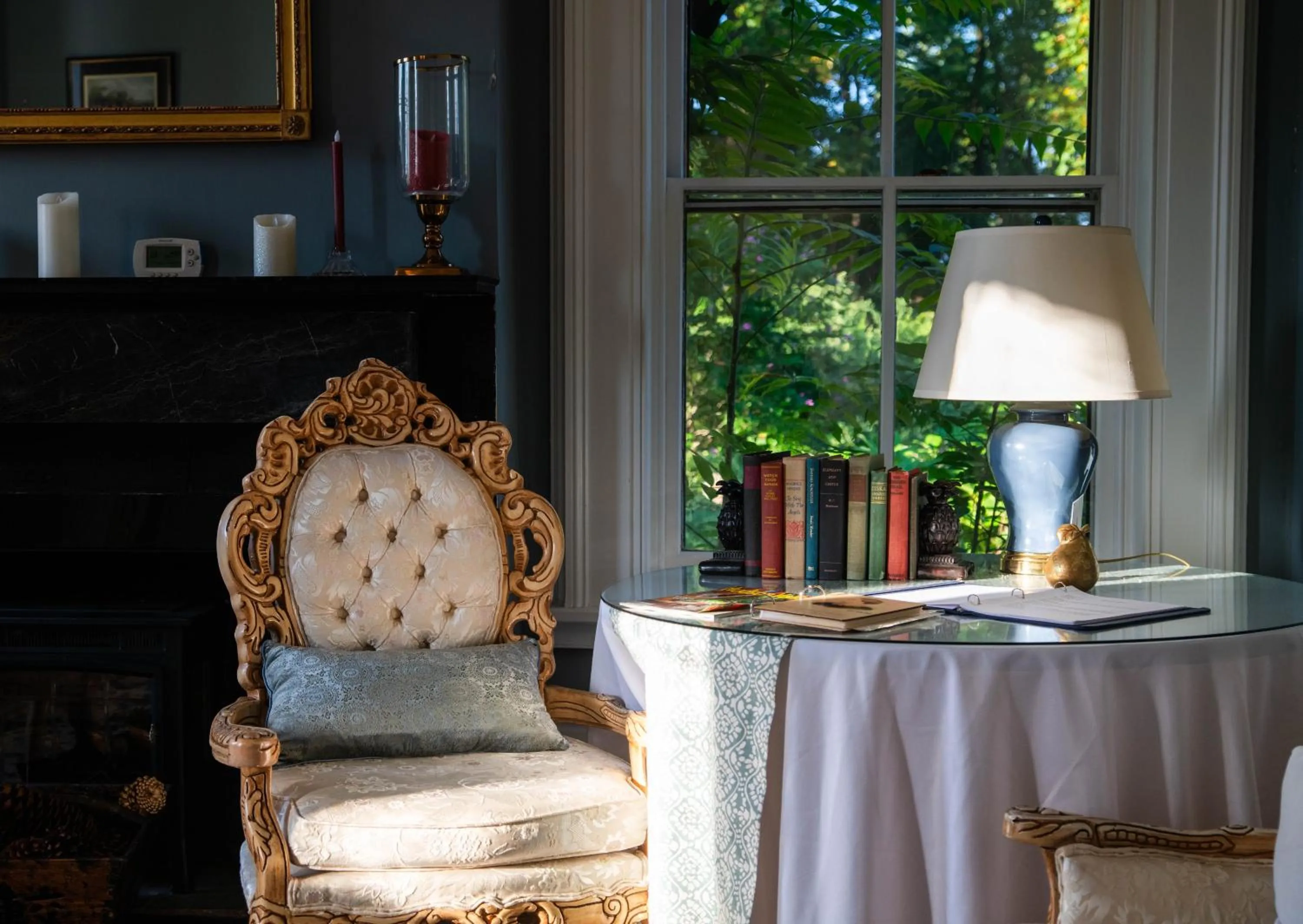 Communal lounge/ TV room in Cromwell Manor Inn