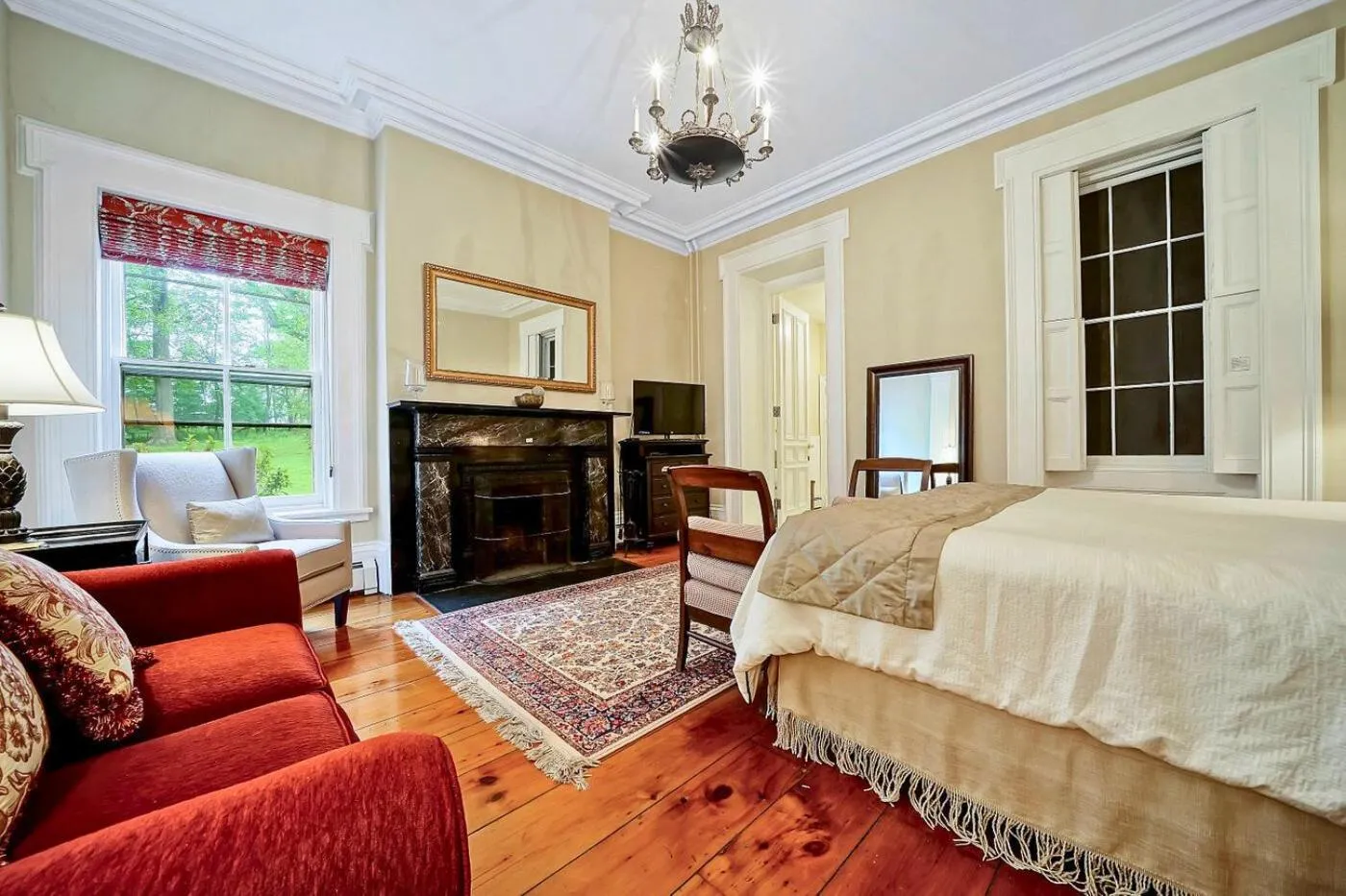 Bed in Cromwell Manor Inn